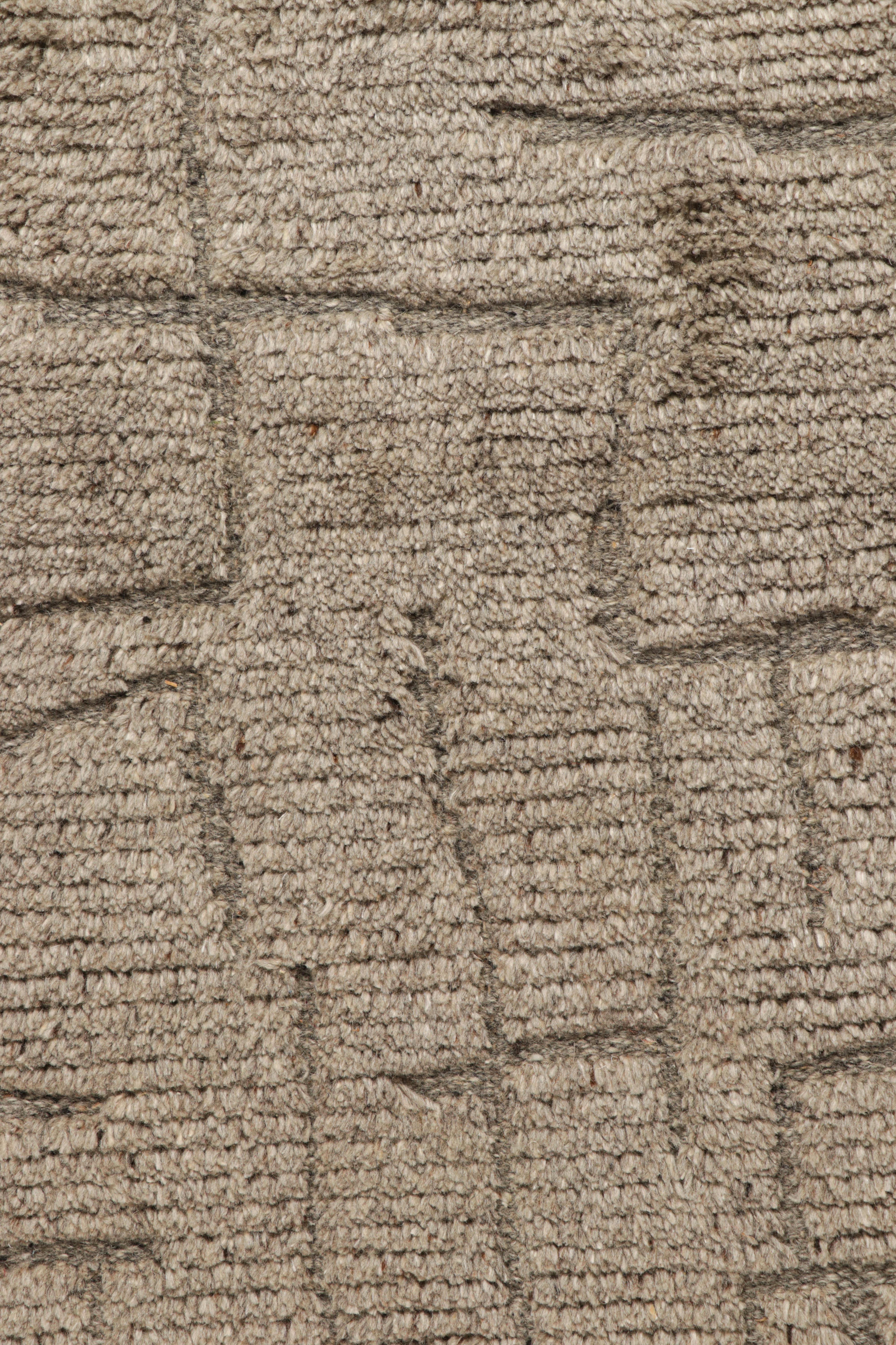 Rug & Kilim's Strukturteppich in Brown-Braun mit geometrischem Hoch-Tief-Muster (Moderne) im Angebot