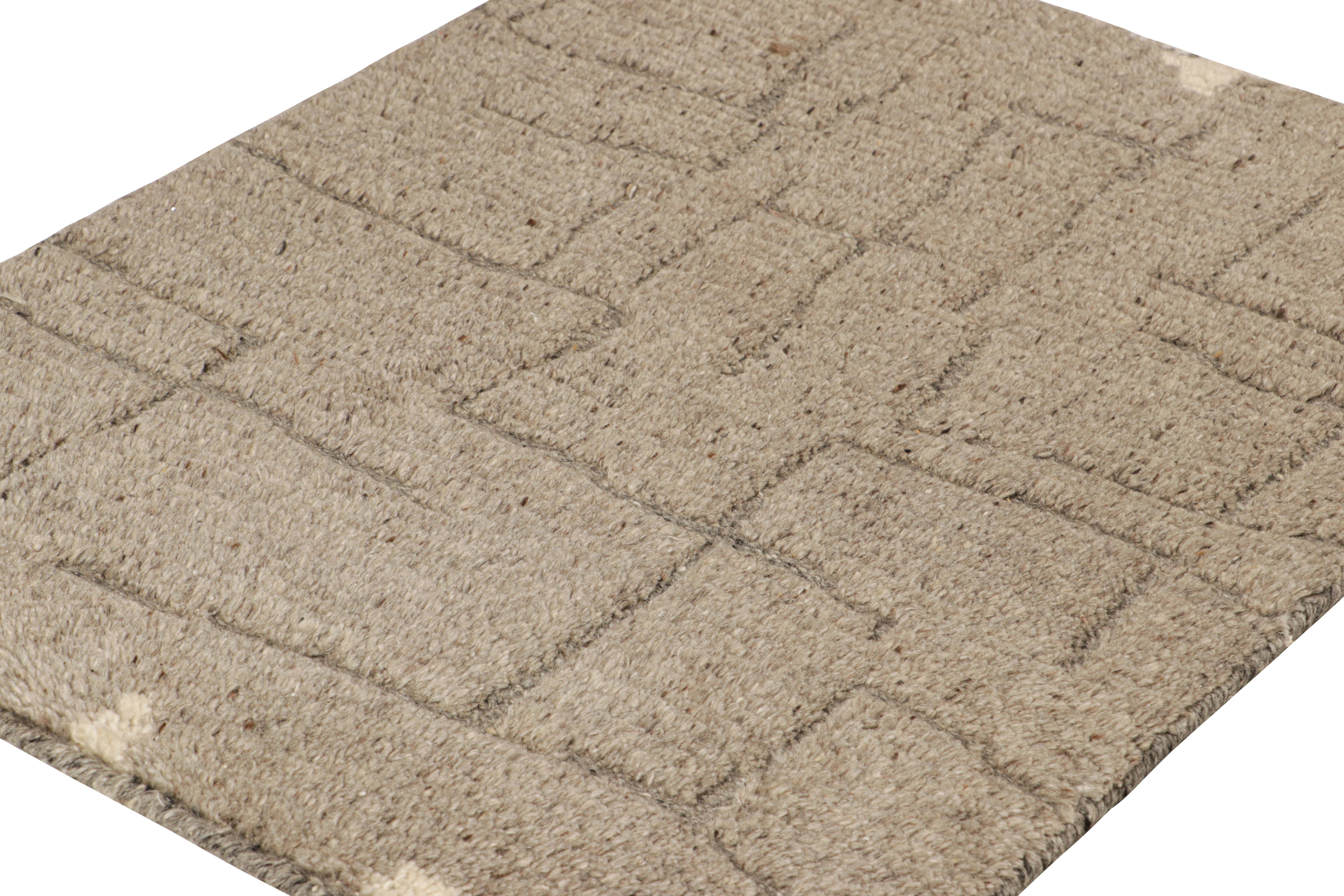 Rug & Kilim's Strukturteppich in Brown-Braun mit geometrischem Hoch-Tief-Muster (Indisch) im Angebot