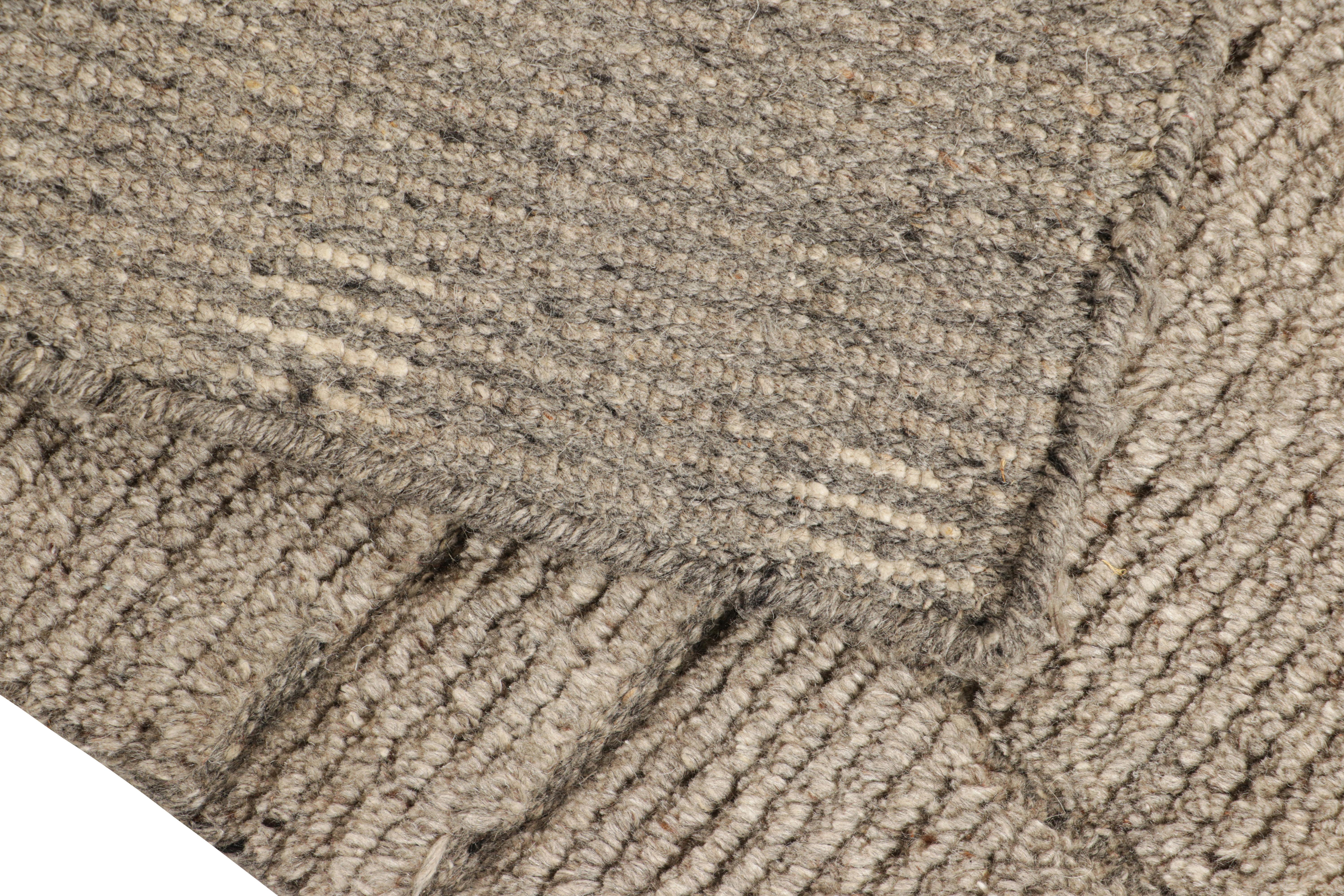Rug & Kilim's Strukturteppich in Brown-Braun mit geometrischem Hoch-Tief-Muster (21. Jahrhundert und zeitgenössisch) im Angebot