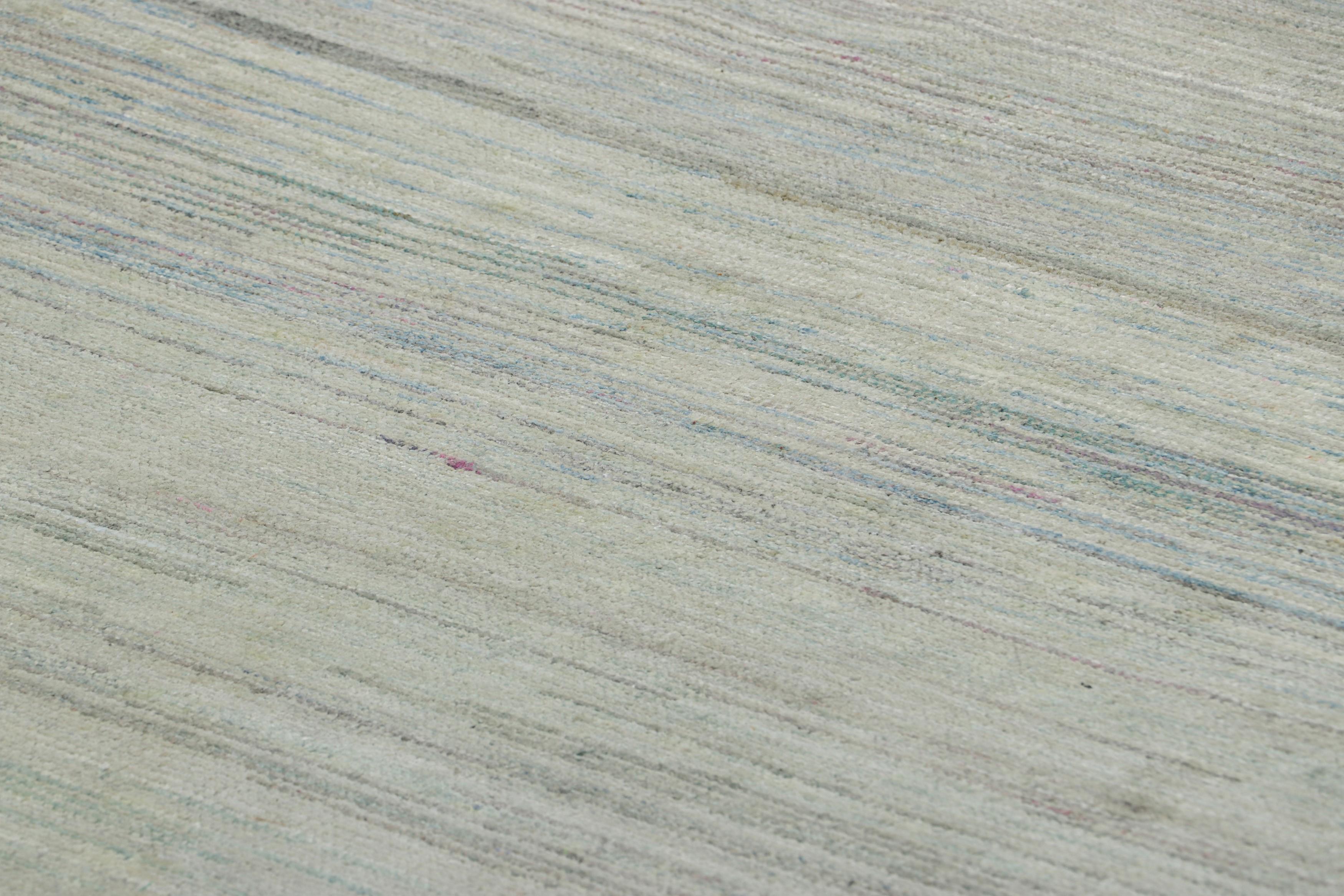 Annodato a mano in seta, questo tappeto 8x10 è una nuova ricca aggiunta alla collezione di tappeti Textural di Rug & Kilim, con un'impressionante gamma di colori e un'attenzione al movimento nel suo gioco unico di strisce, striature e sottili motivi