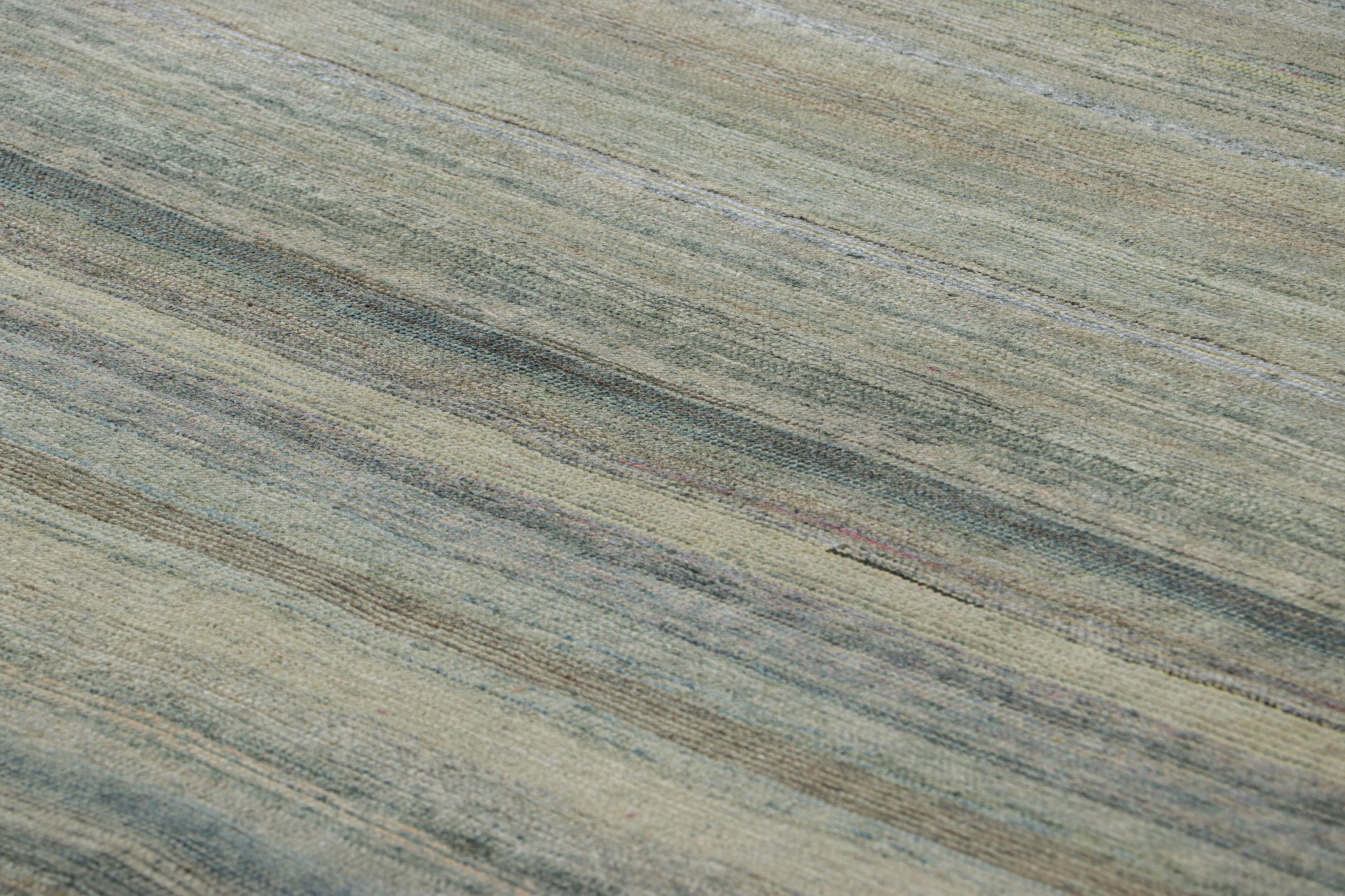 Annodato a mano in lana e seta, questo tappeto 9x12 è una nuova e ricca aggiunta alla collezione di tappeti Textural di Rug & Kilim, con un'impressionante gamma di colori e un'attenzione al movimento nel suo gioco unico di strisce, striature e