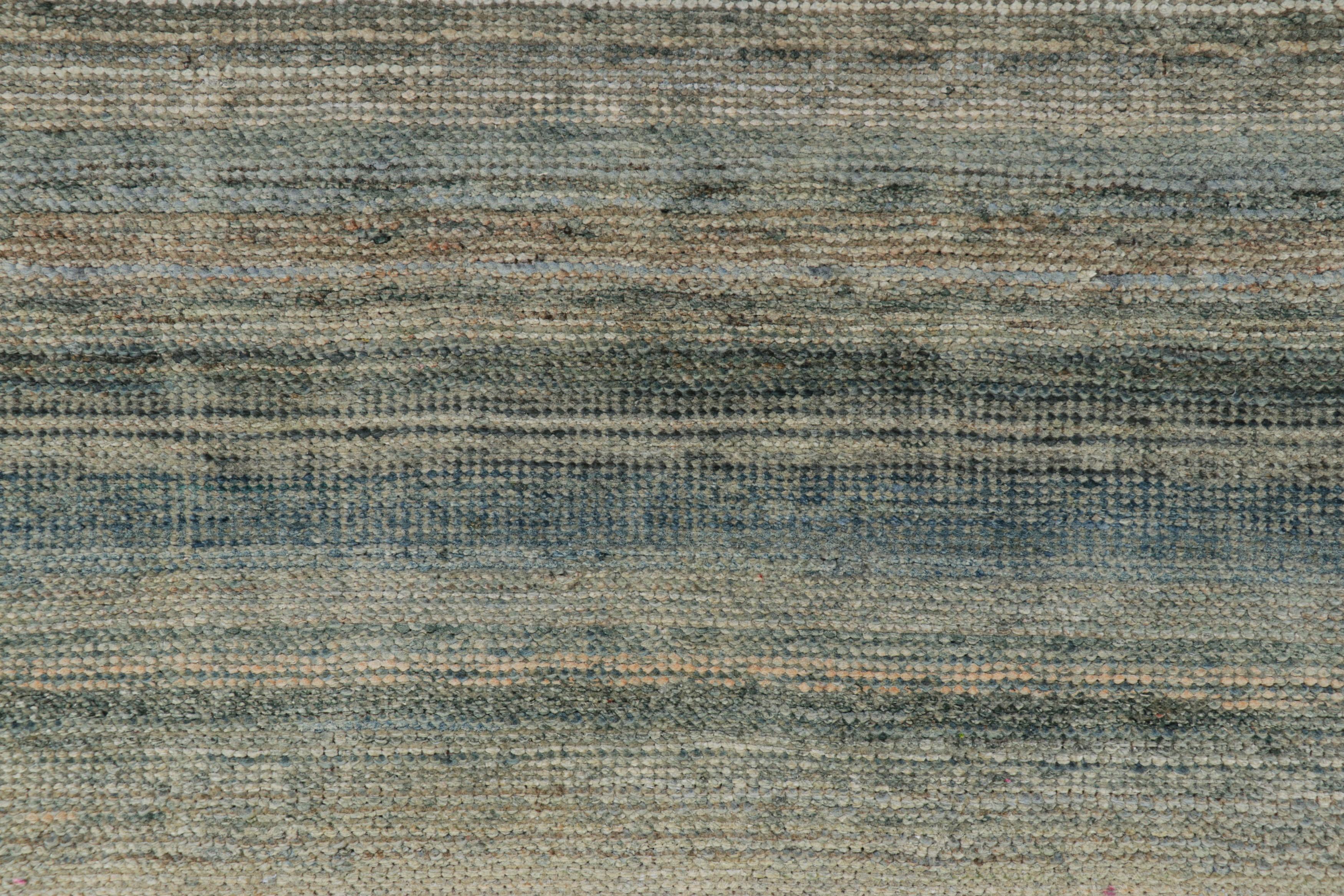 Moderno Rug & Kilim è un tappeto testurizzato a righe e strisce blu, beige e grigie. in vendita