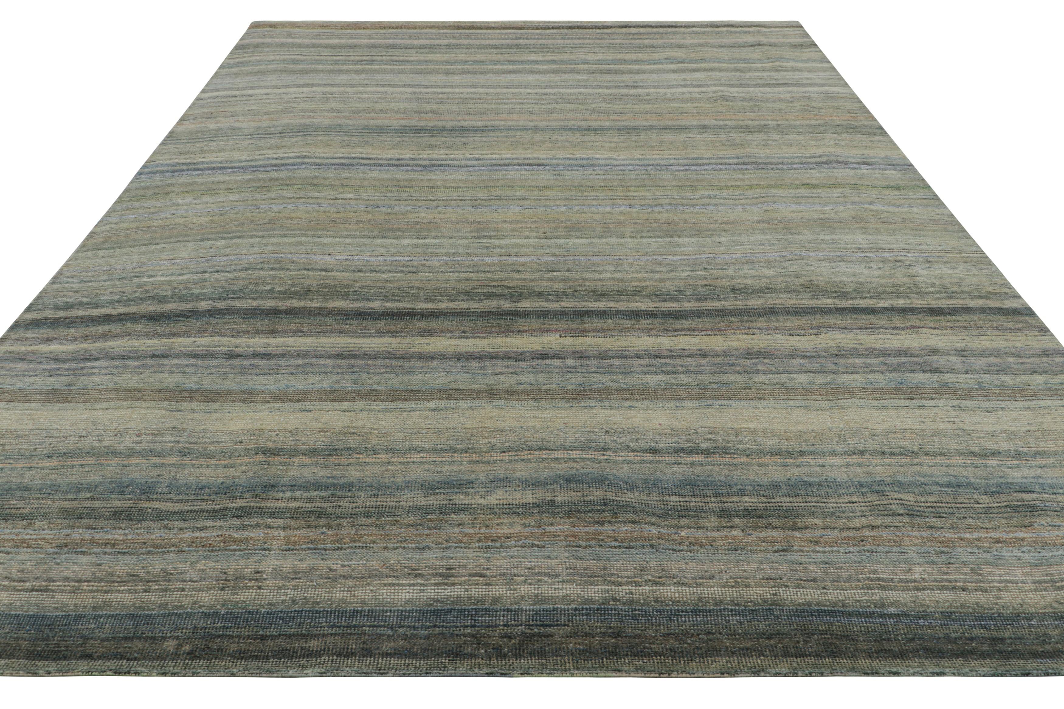 Annodato a mano Rug & Kilim è un tappeto testurizzato a righe e strisce blu, beige e grigie. in vendita