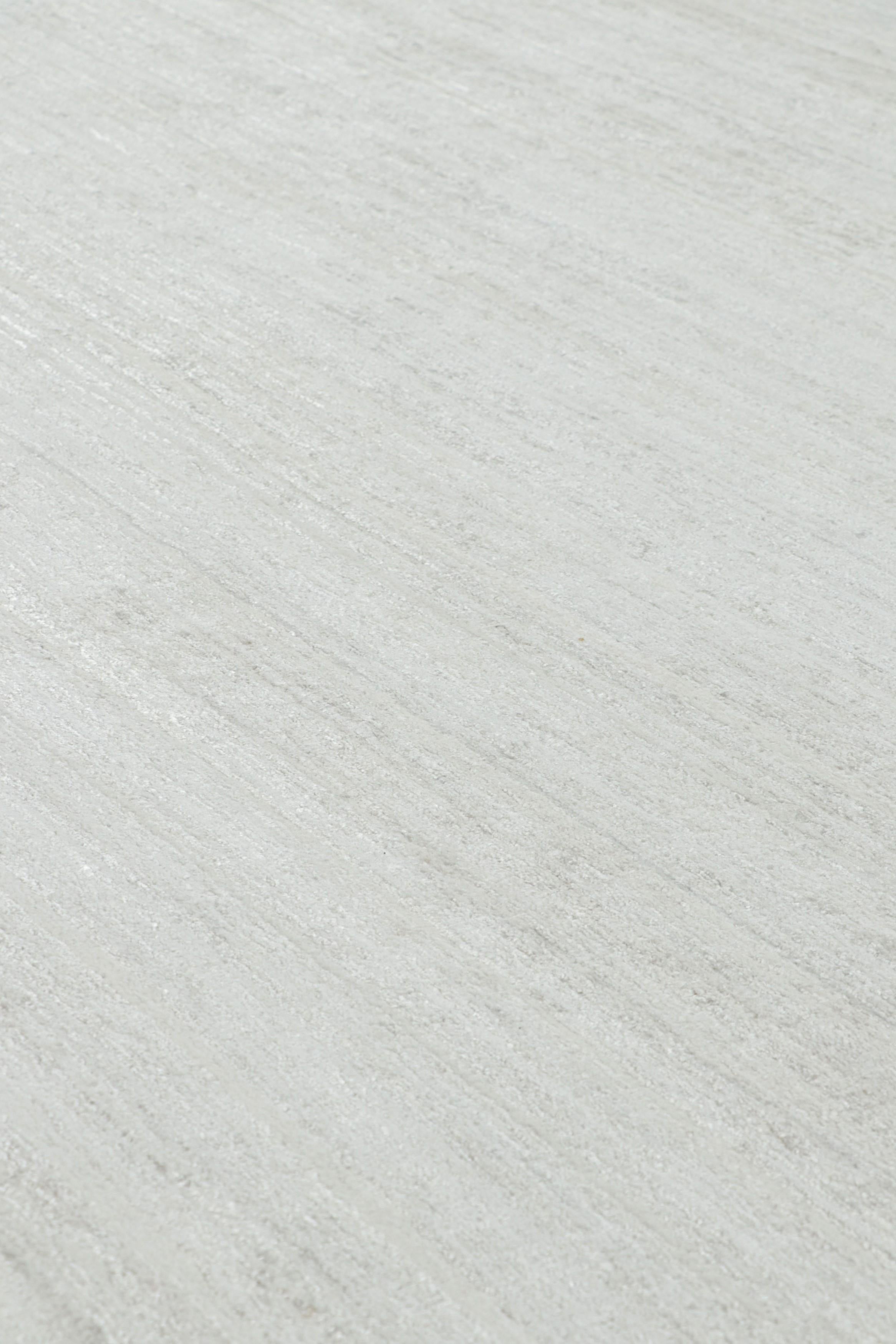 Fabriqué à la main en soie d'art, ce tapis 10x14 est un nouvel ajout à la collection de tapis Textural de Rug & Kilim - avec une gamme impressionnante de couleurs neutres et une attention au mouvement dans son jeu unique de rayures et de stries.