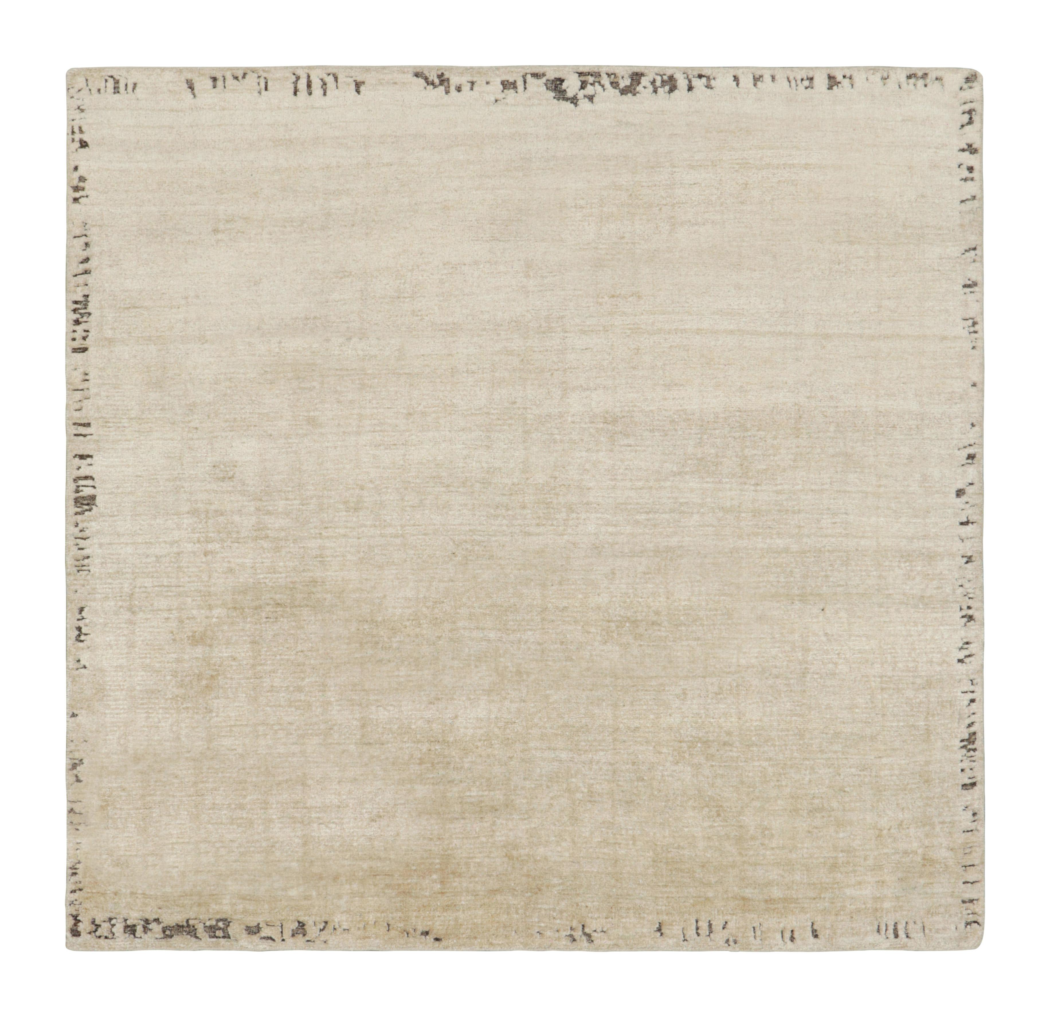 Moderne Tapis texturé de Rug & Kilim dans les tons blancs et rayés de crème et d'ivoire en vente