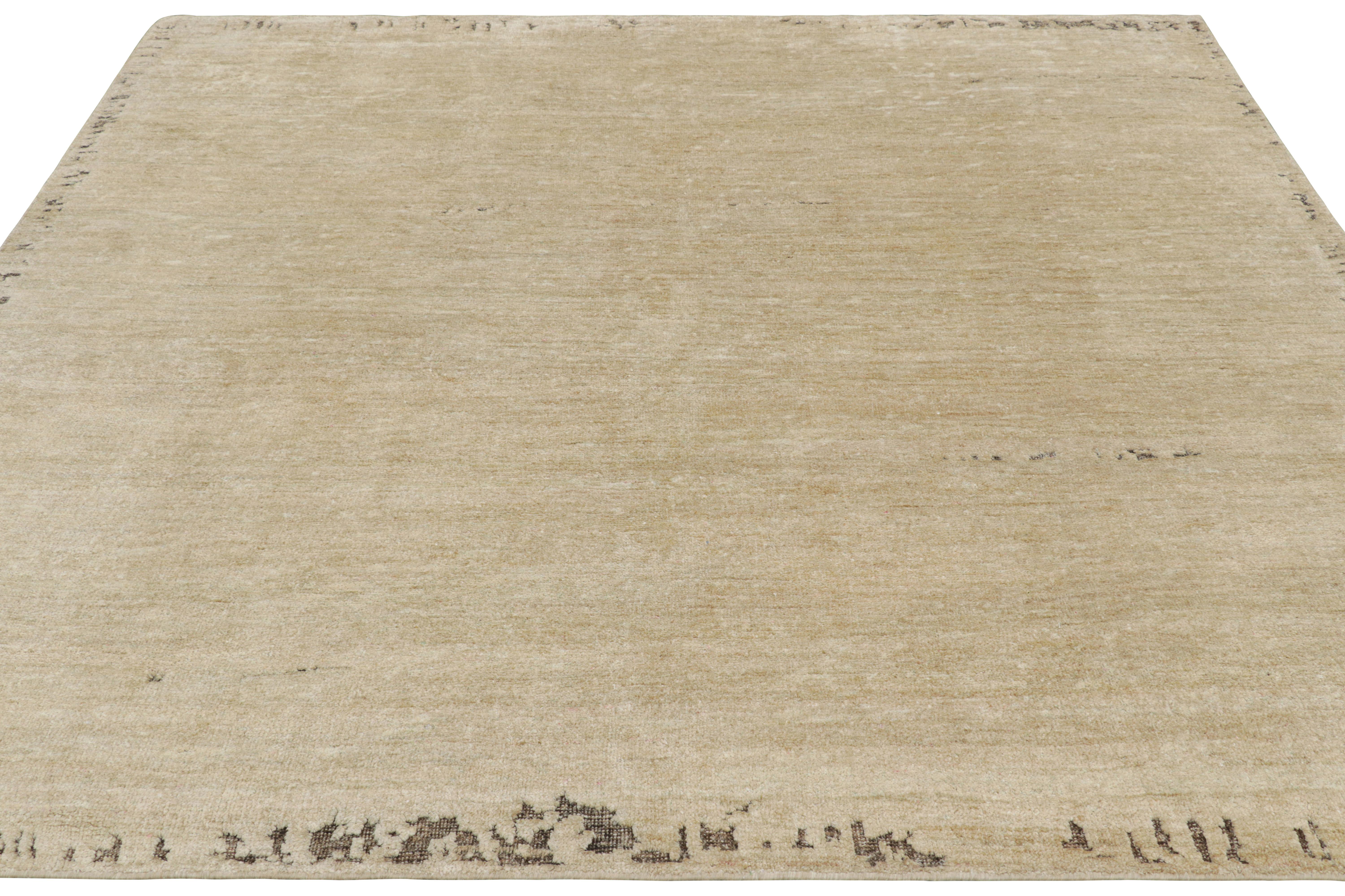Indien Tapis texturé de Rug & Kilim dans les tons blancs et rayés de crème et d'ivoire en vente