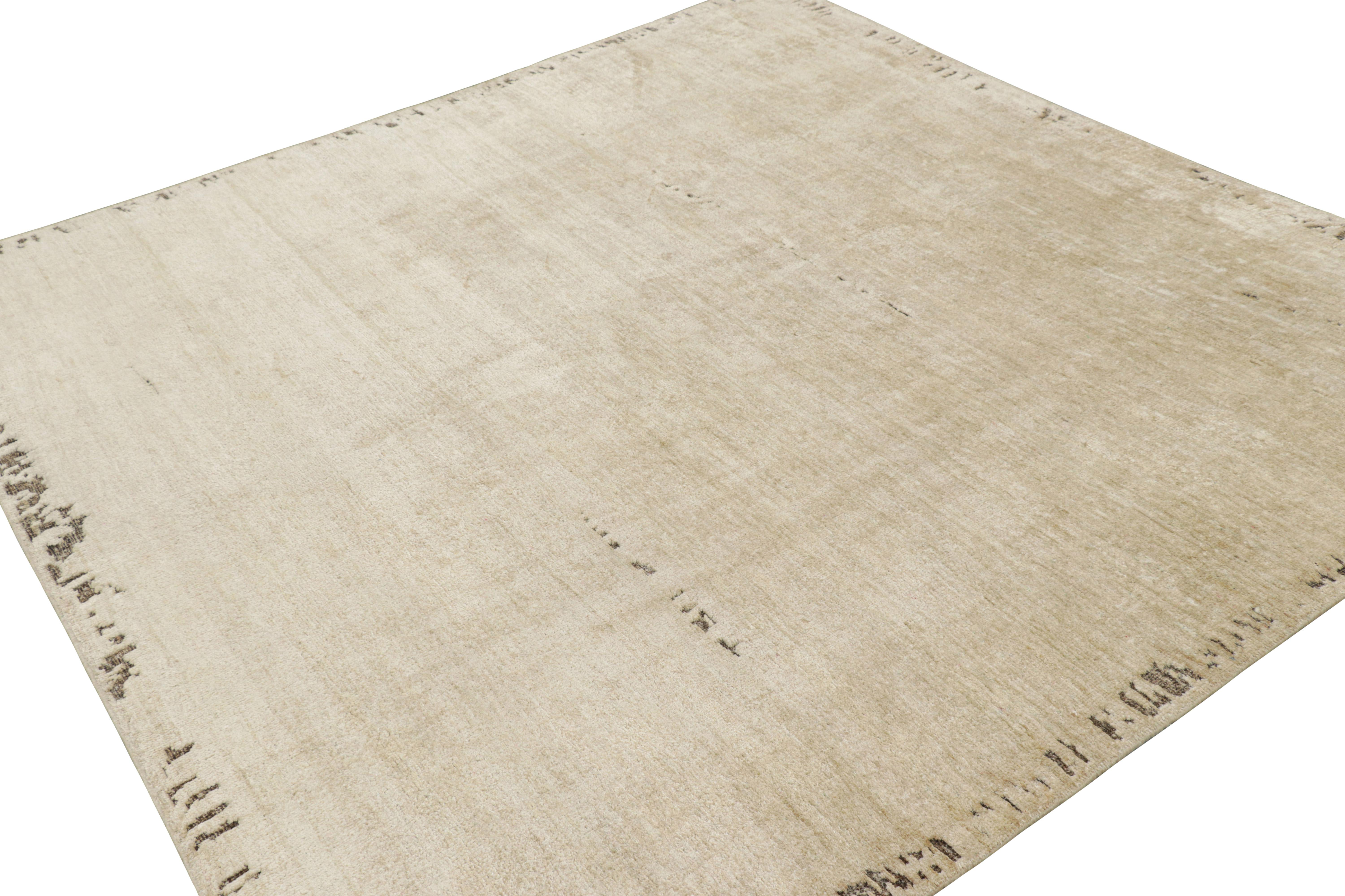 Noué à la main Tapis texturé de Rug & Kilim dans les tons blancs et rayés de crème et d'ivoire en vente