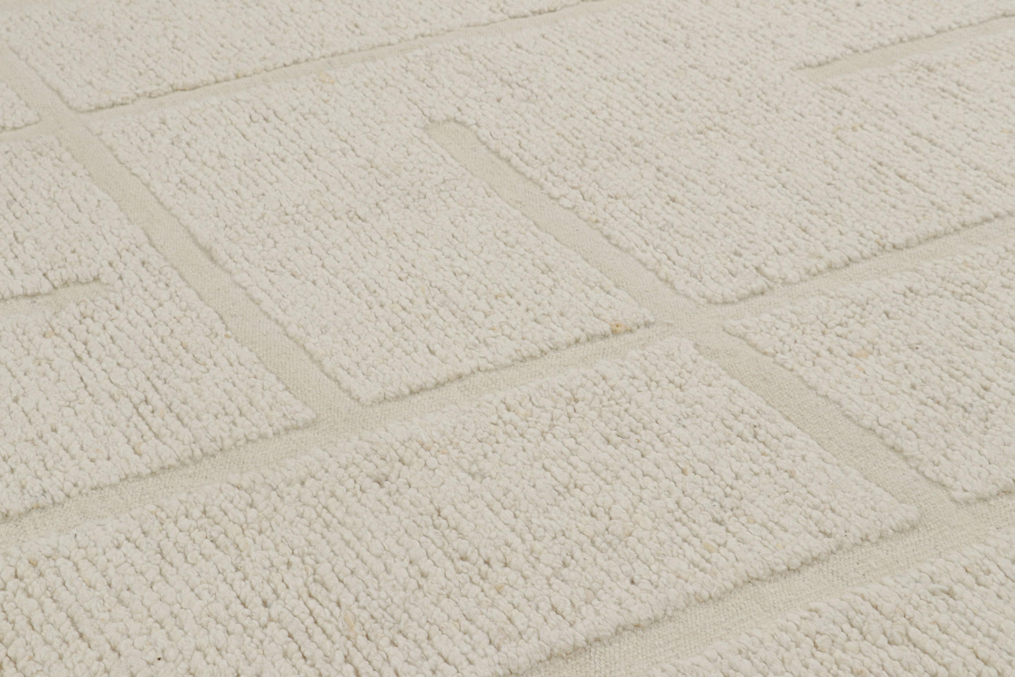 Dieser 8x10 große, handgeknüpfte Wollteppich von Rug & Kilim zeichnet sich durch Farbvariationen und eine boucleartige Textur aus, die den geometrischen Streifen in Beige-Braun-Tönen ein fabelhaftes Gefühl von Dimension verleihen. 

Über das Design: