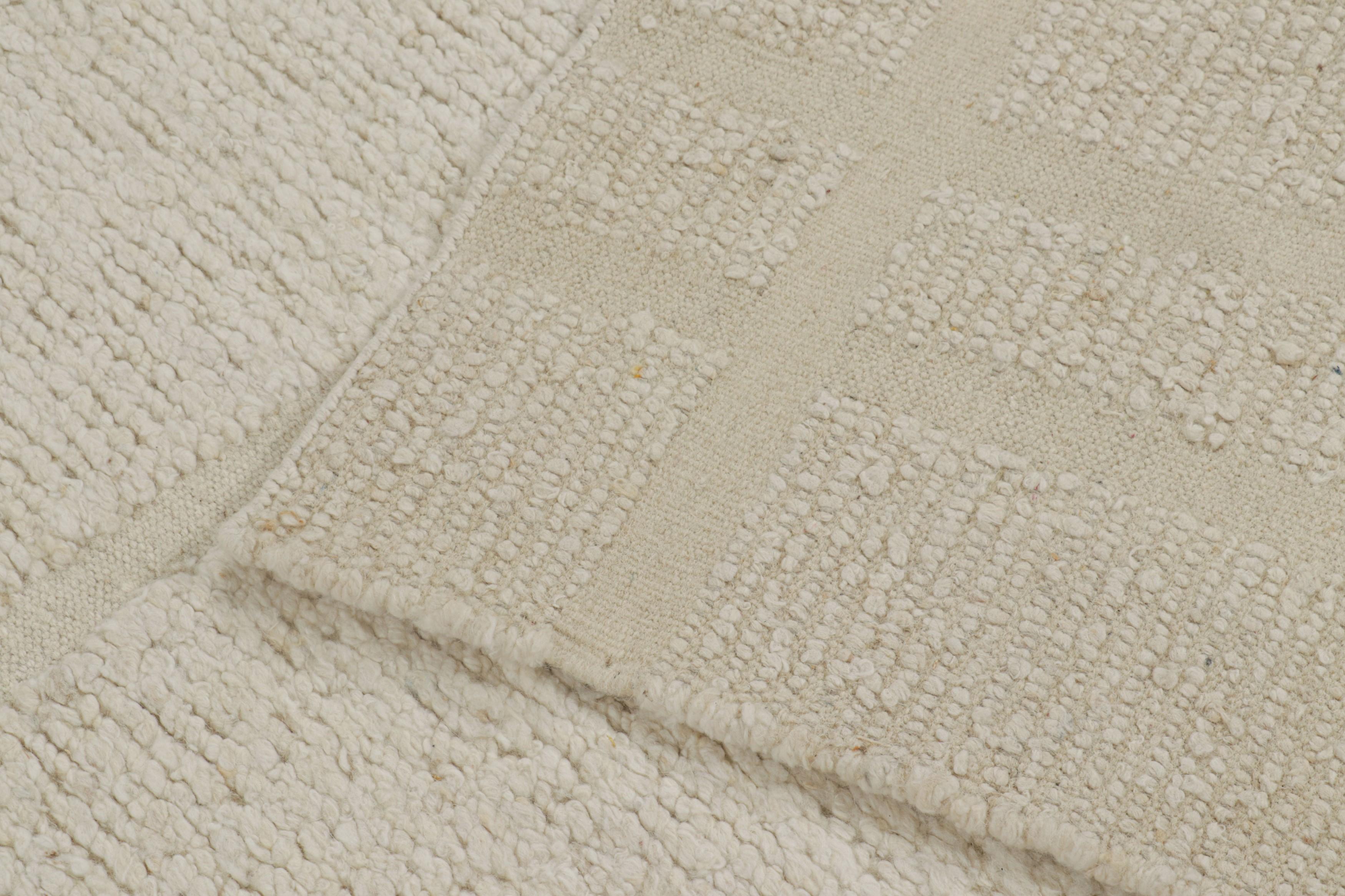 Rug & Kilim's Strukturteppich in Cremeweiß mit geometrischen Hoch-Tief-Mustern im Zustand „Neu“ im Angebot in Long Island City, NY