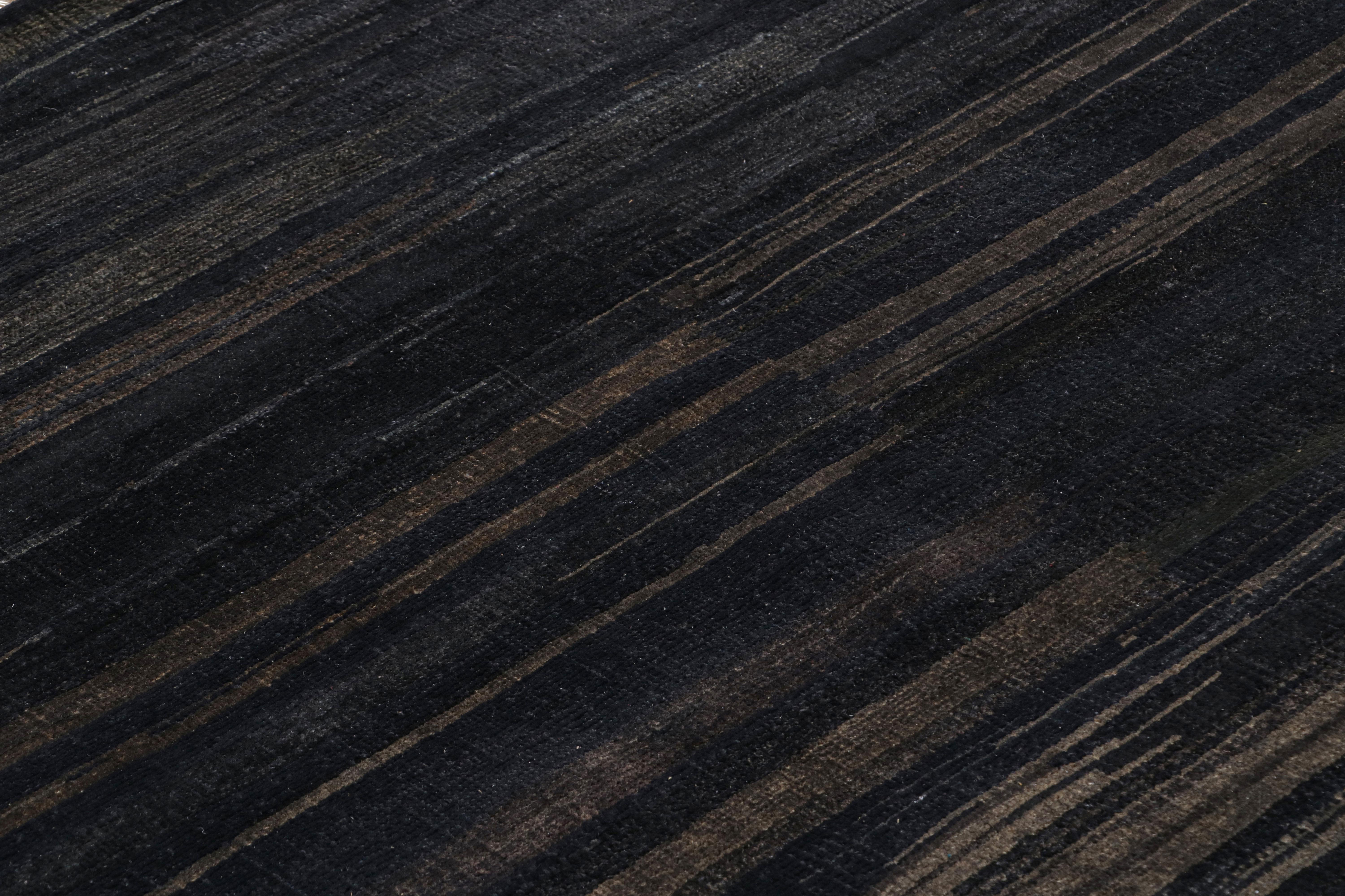 Rug & Kilim's Strukturteppich in dunkelblauen Tönen und Streifendesign (Moderne) im Angebot