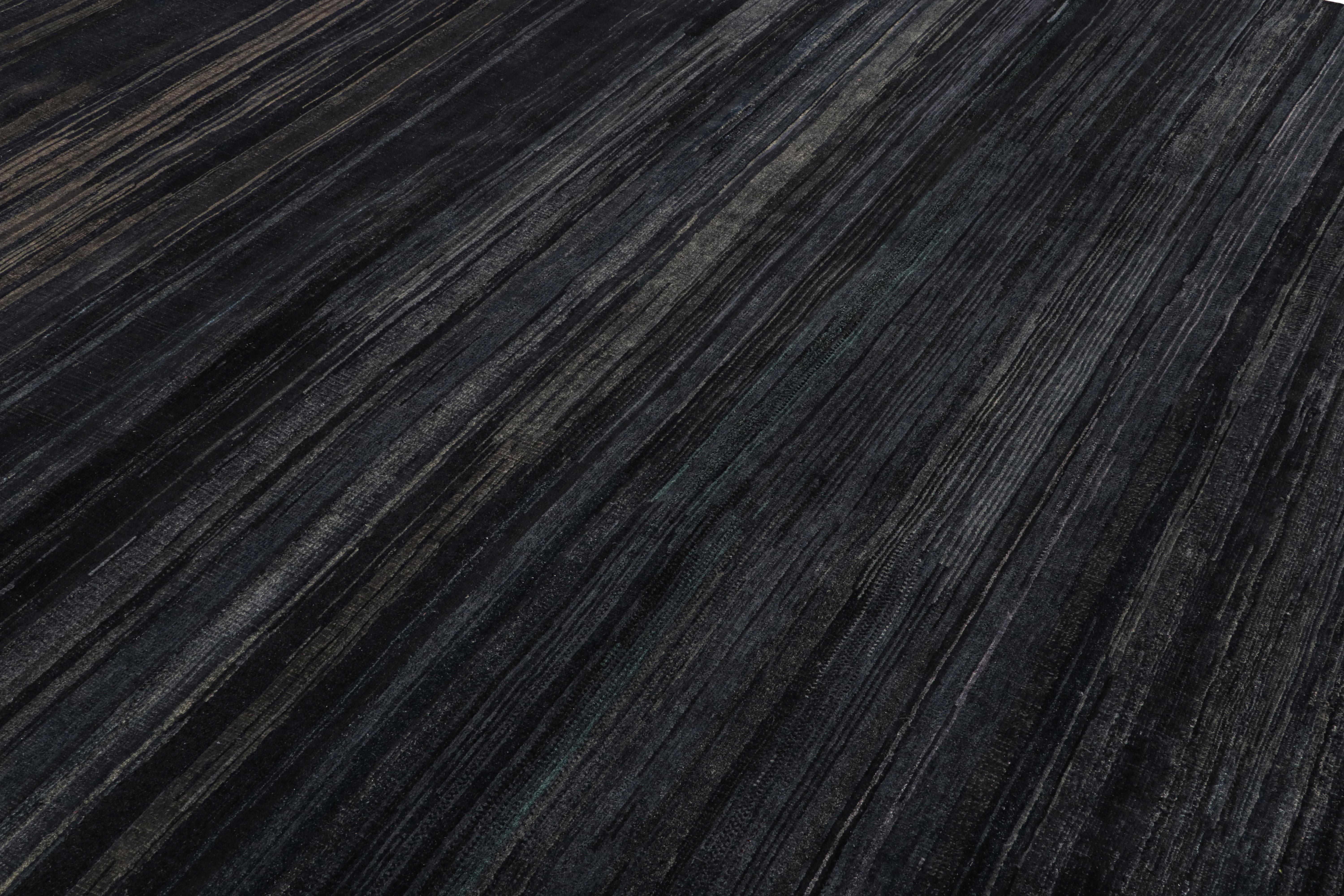 Moderno Rug & Kilim è un tappeto testurizzato nei toni del blu scuro e delle striature in vendita