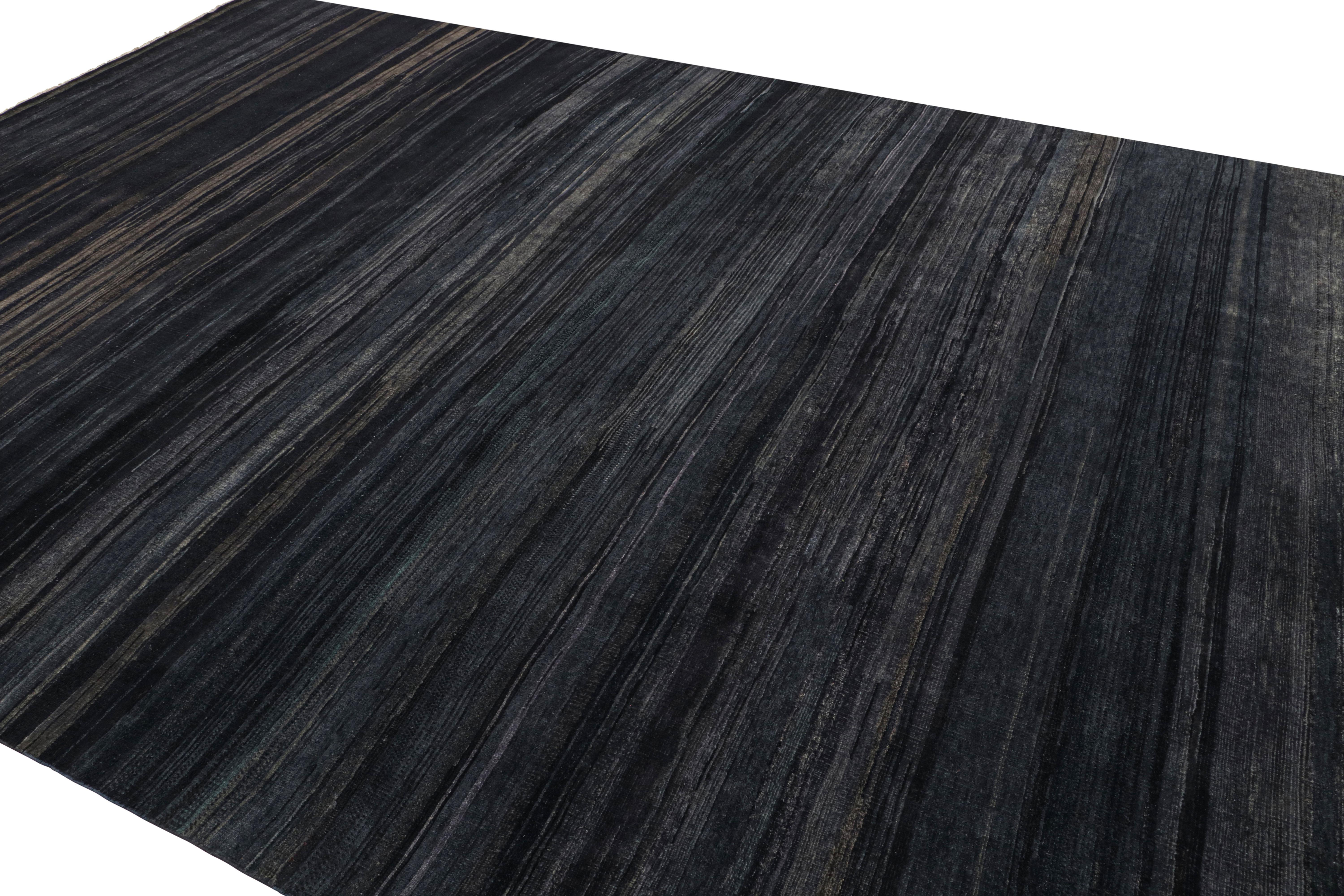 Rug & Kilim's Strukturteppich in dunkelblauen Tönen und Streifendesign (Indisch) im Angebot