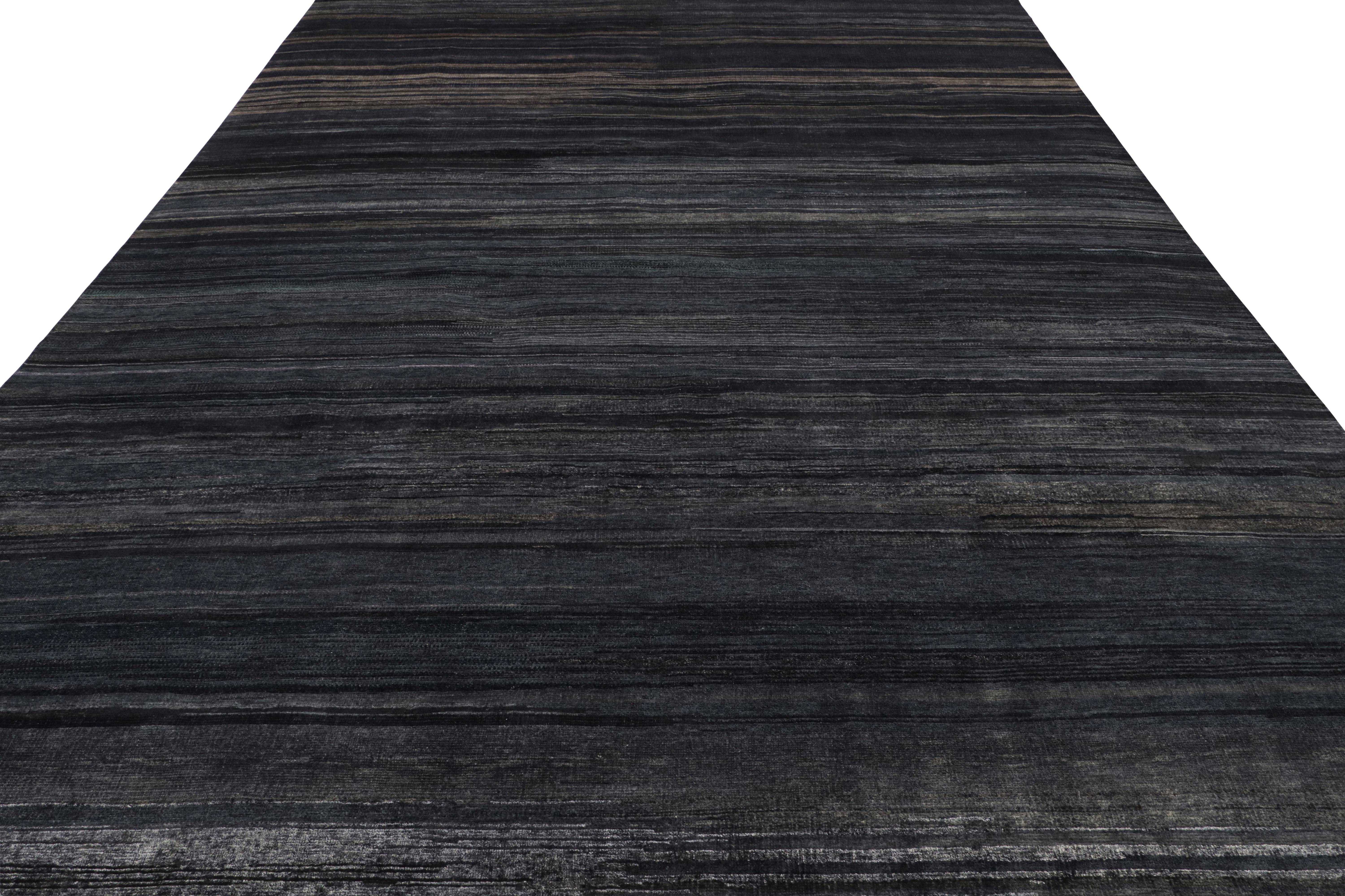 Rug & Kilim's Strukturteppich in dunkelblauen Tönen und Streifendesign (Handgeknüpft) im Angebot