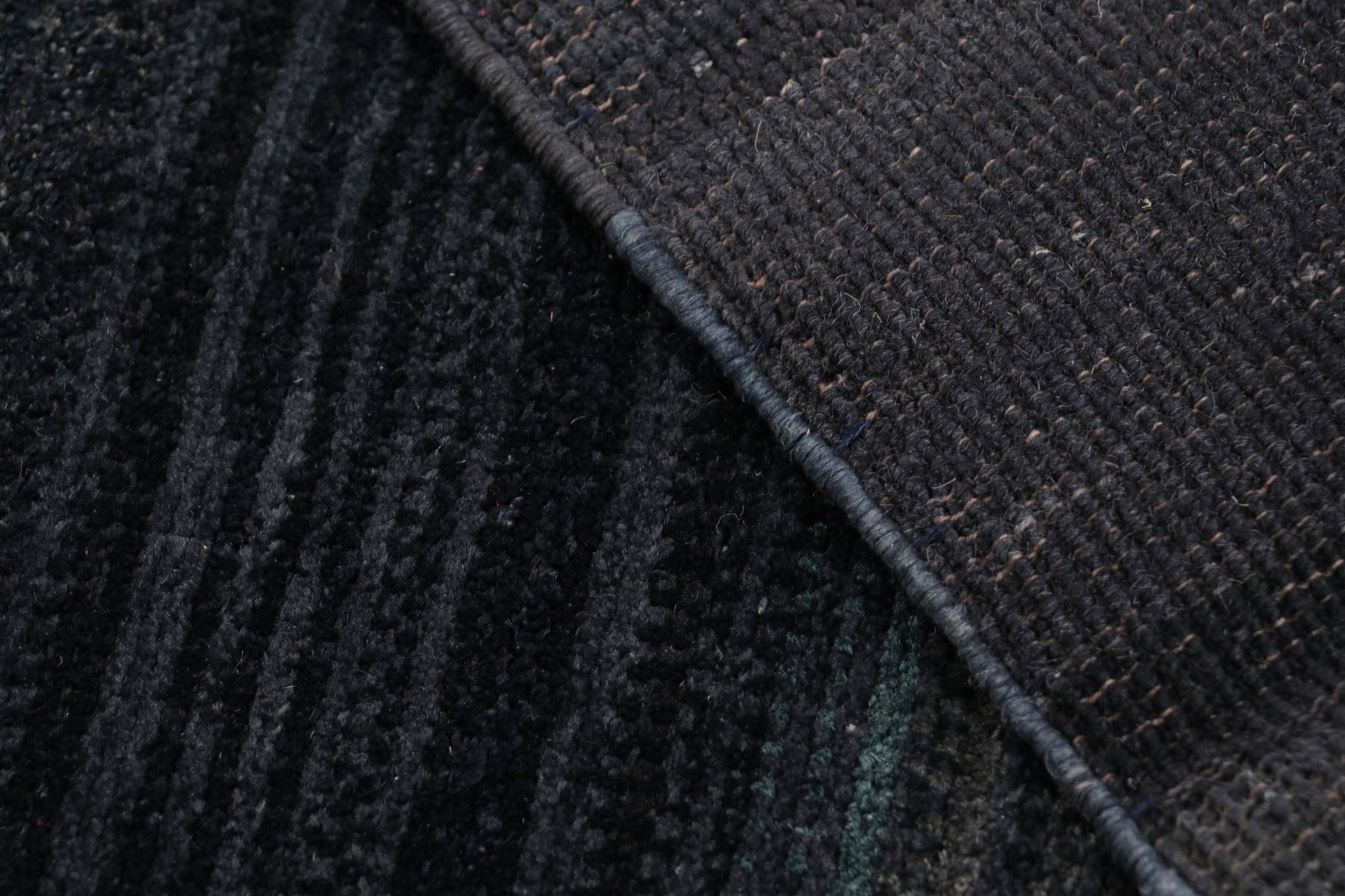 Rug & Kilim's Strukturteppich in dunkelblauen Tönen und Streifendesign (21. Jahrhundert und zeitgenössisch) im Angebot