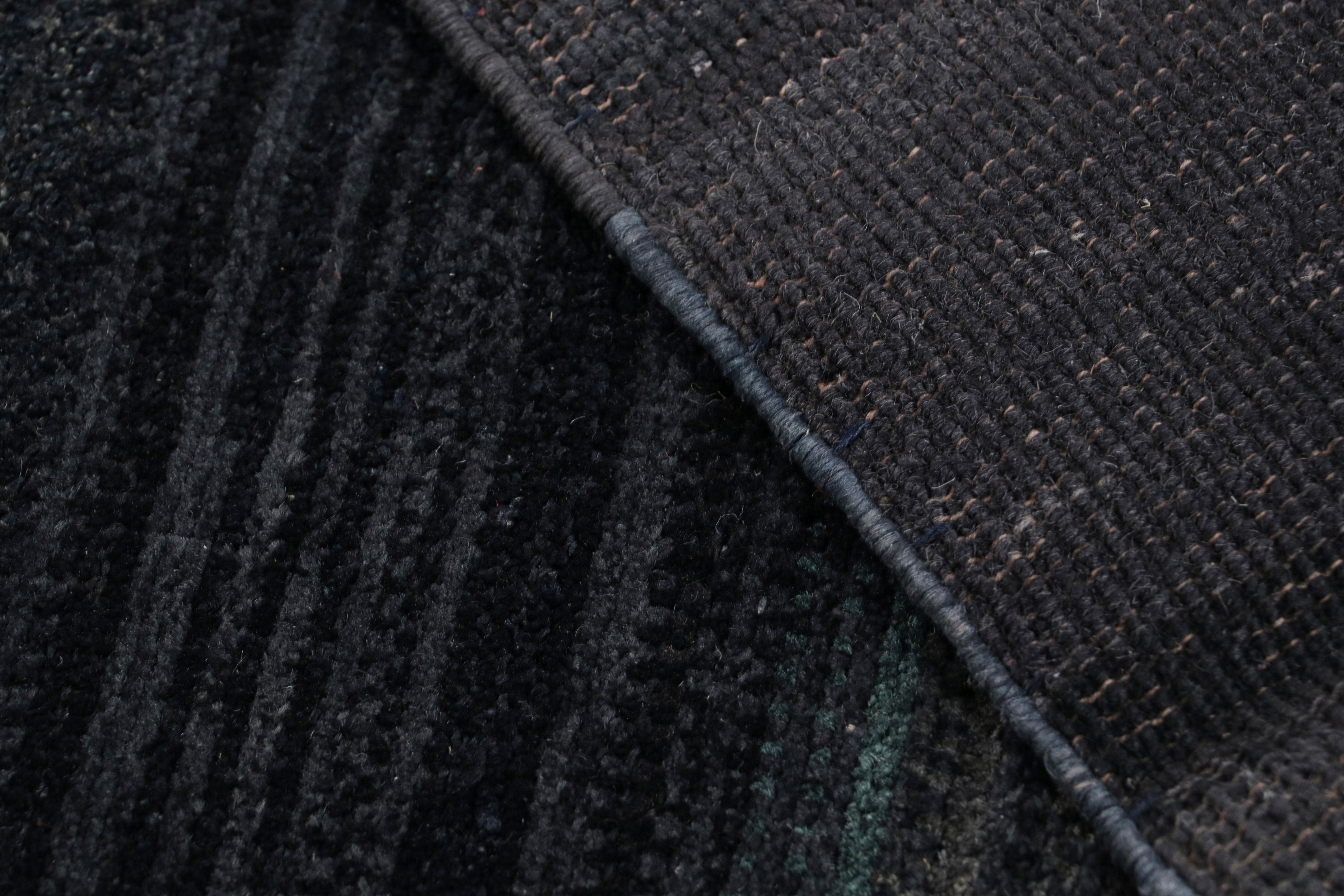 XXI secolo e contemporaneo Rug & Kilim è un tappeto testurizzato nei toni del blu scuro e delle striature in vendita