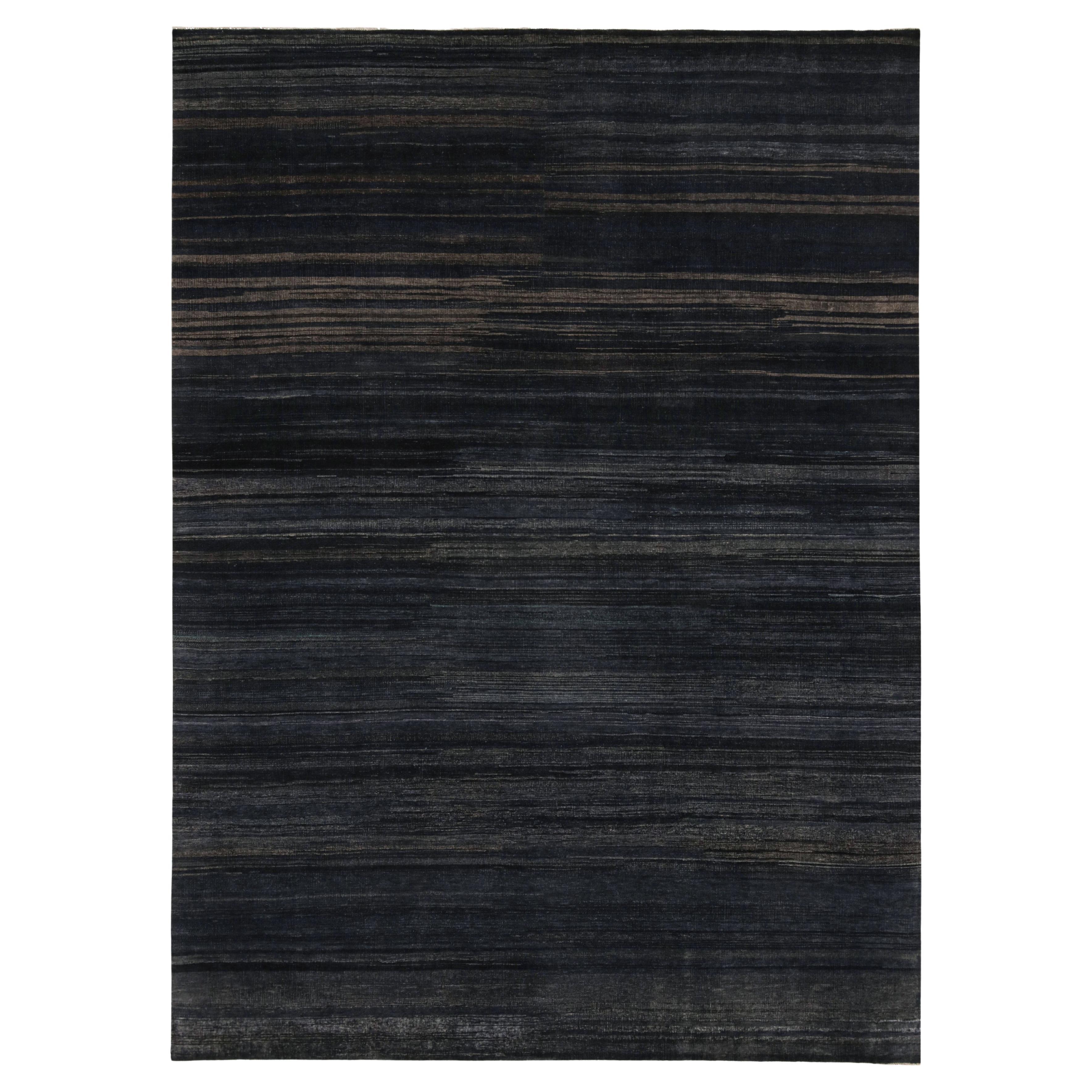 Rug & Kilim è un tappeto testurizzato nei toni del blu scuro e delle striature in vendita