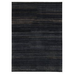 Rug & Kilim è un tappeto testurizzato nei toni del blu scuro e delle striature