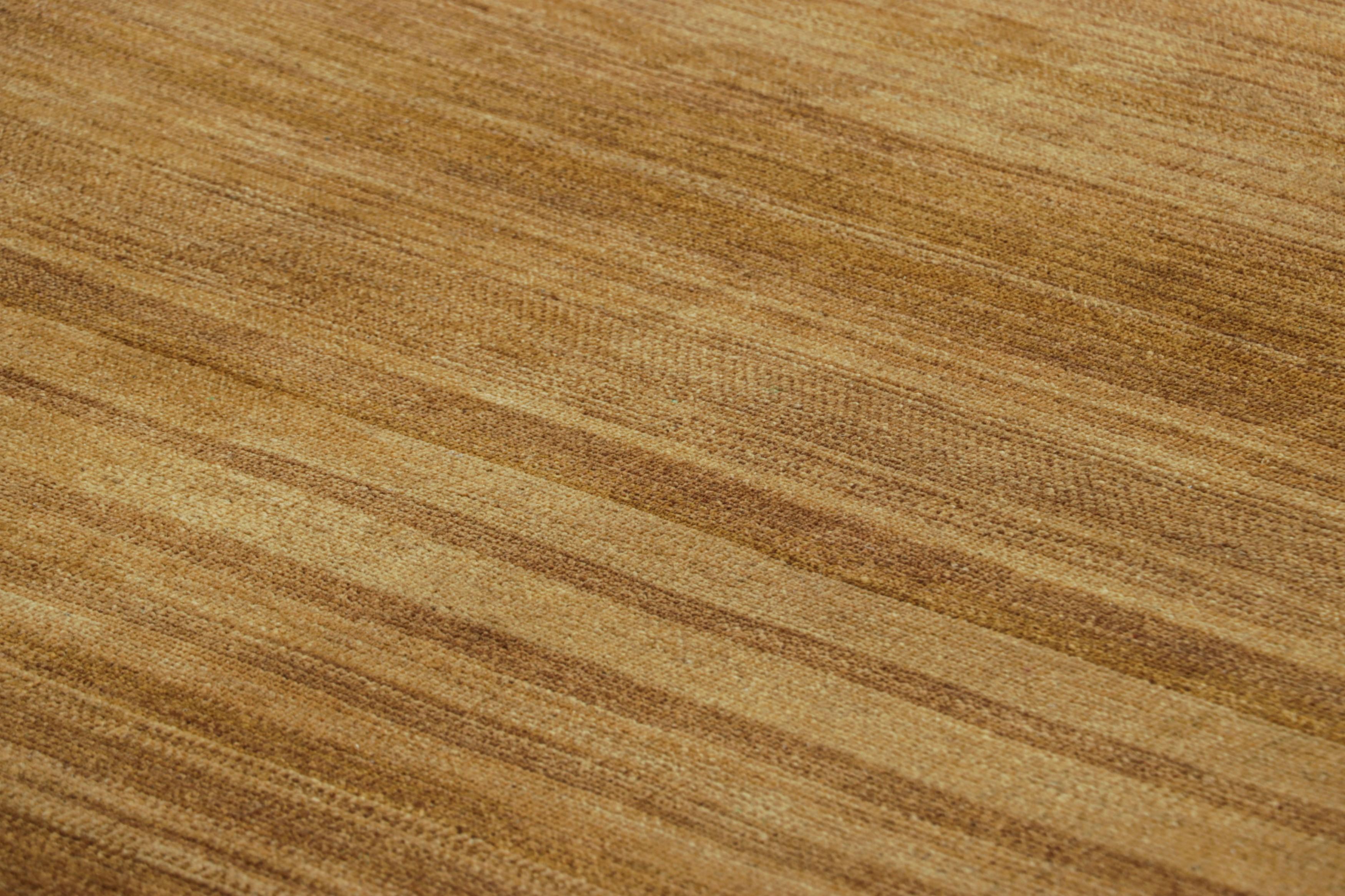 Annodato a mano in lana, questo tappeto 8x10 è una nuova e ricca aggiunta alla collezione di tappeti Textural di Rug & Kilim, con un'impressionante gamma di colori e un'attenzione al movimento nel suo gioco unico di strisce, striature e sottili