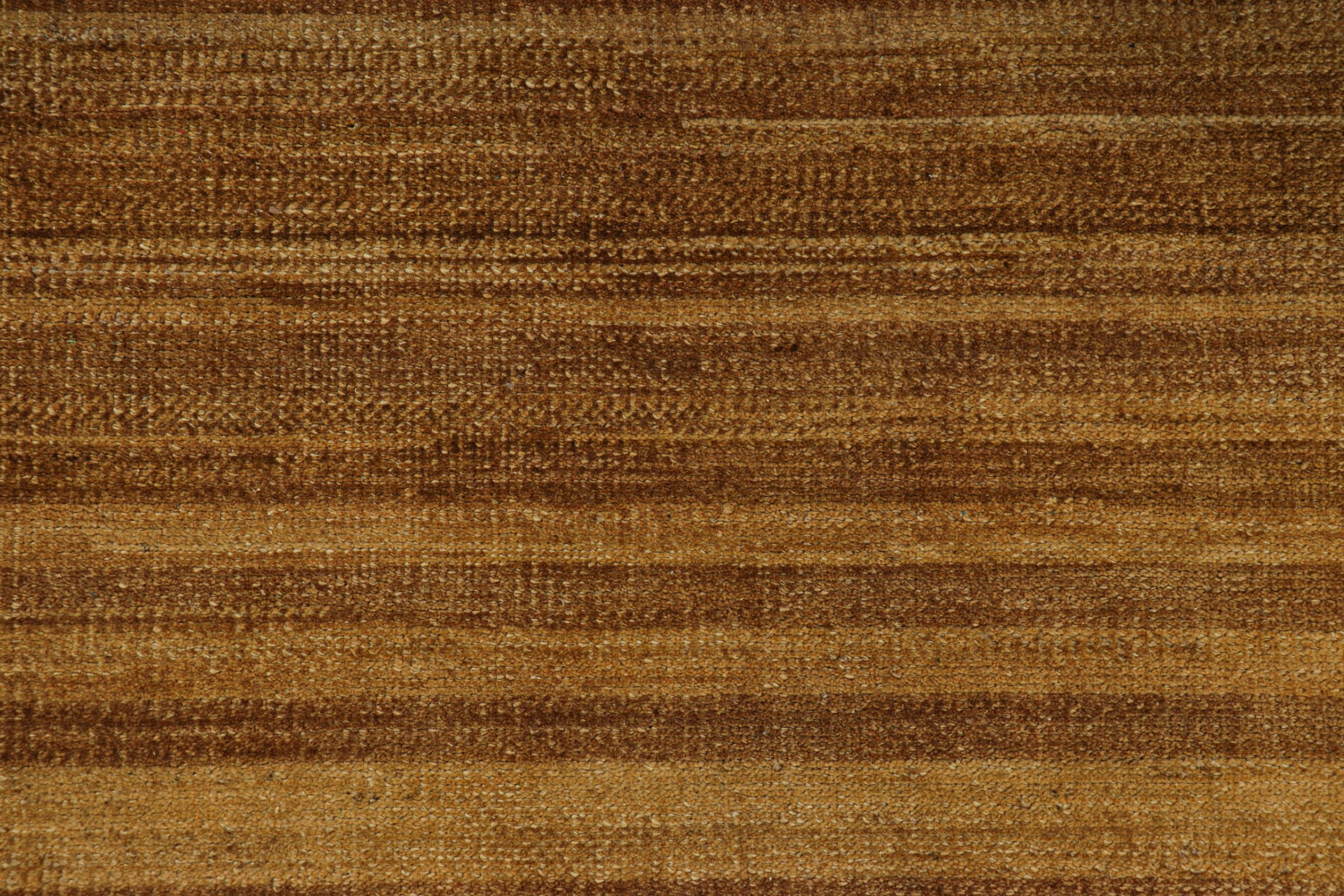 Moderno Rug & Kilim è un tappeto testurizzato a strisce e striature oro e marrone in vendita