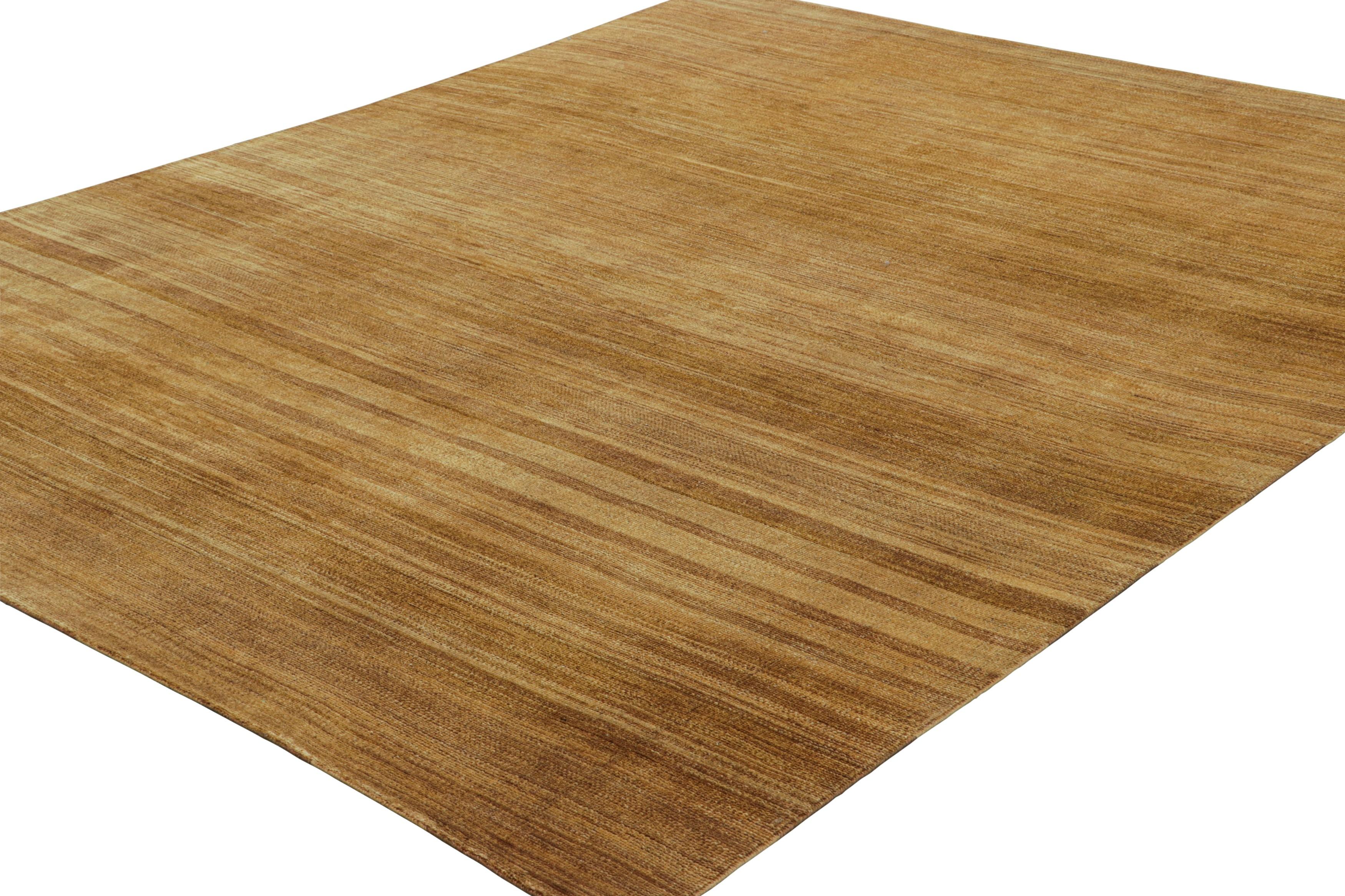 Indiano Rug & Kilim è un tappeto testurizzato a strisce e striature oro e marrone in vendita