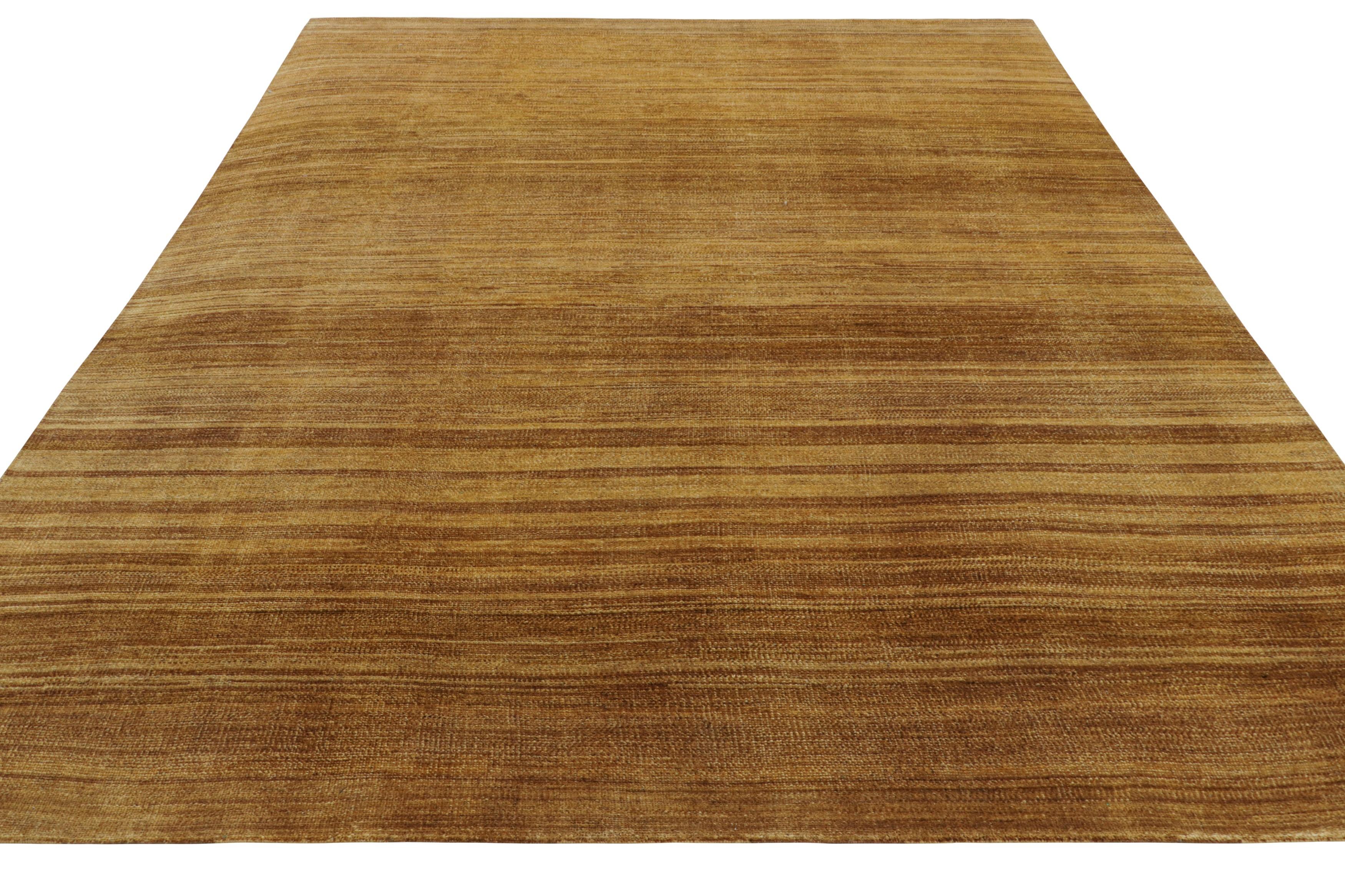 Annodato a mano Rug & Kilim è un tappeto testurizzato a strisce e striature oro e marrone in vendita