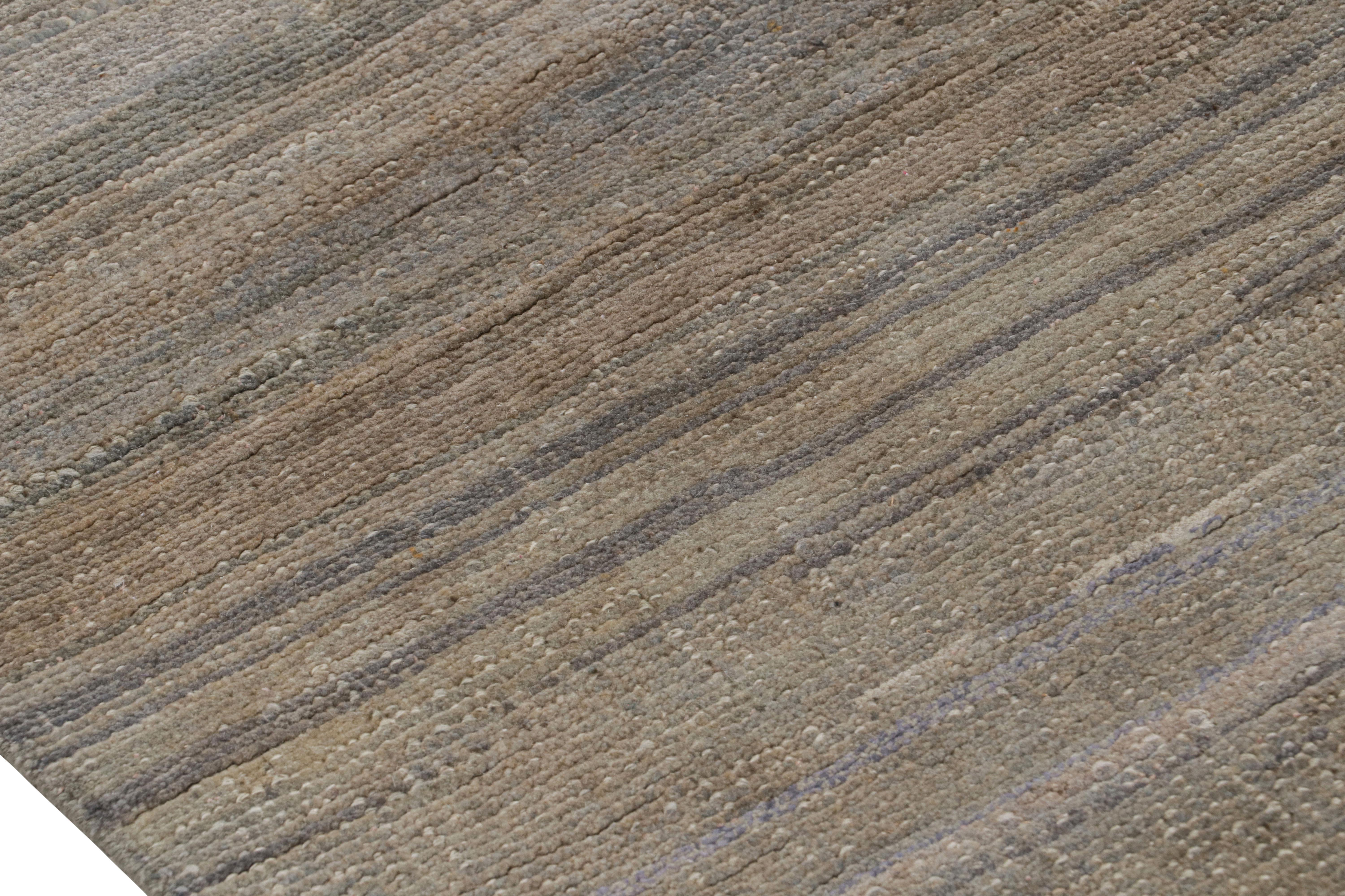 Rug & Kilim's Strukturteppich in Greige-Tönen und Streifen im Zustand „Neu“ im Angebot in Long Island City, NY