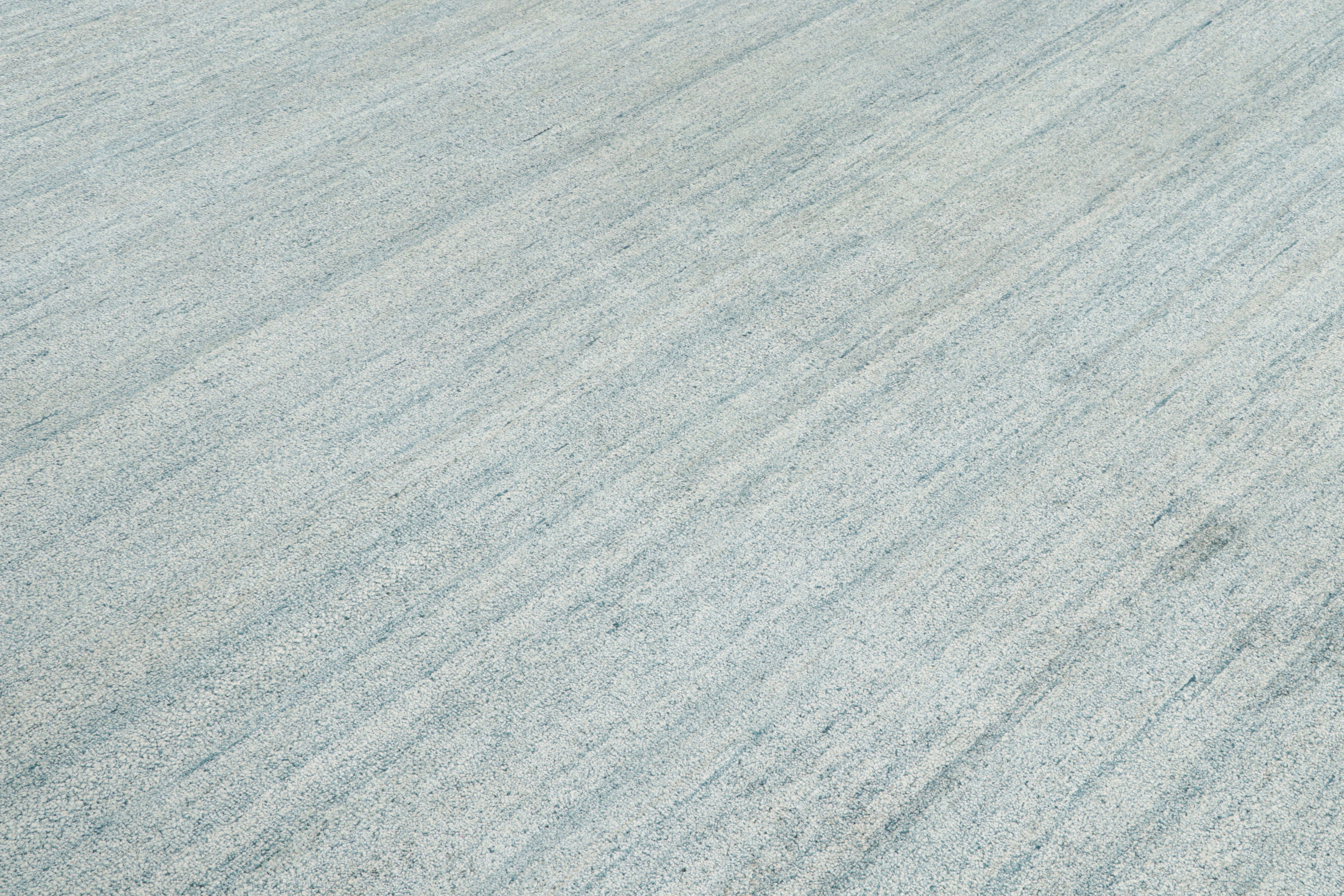 Noué à la main dans un luxueux mélange de soie entièrement naturelle, ce tapis texturé 9x11 est un nouvel ajout à la Collection Texture of Color de Rug & Kilim. 

Sur le Design :

Ce tapis reflète notre innovation en matière de styles de tapis unis