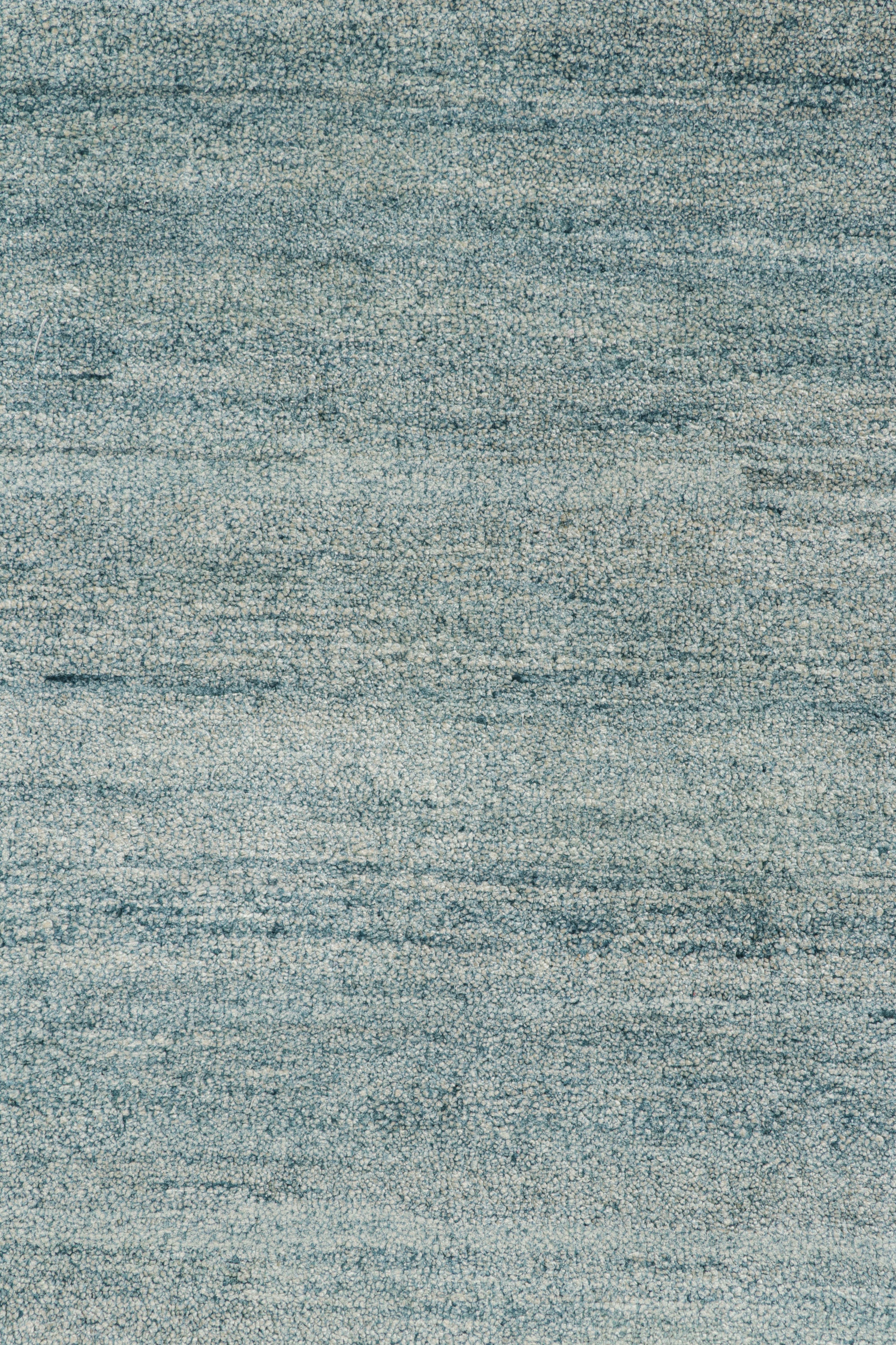 Moderne Tapis texturé de Rug & Kilim dans les tons bleu clair en vente