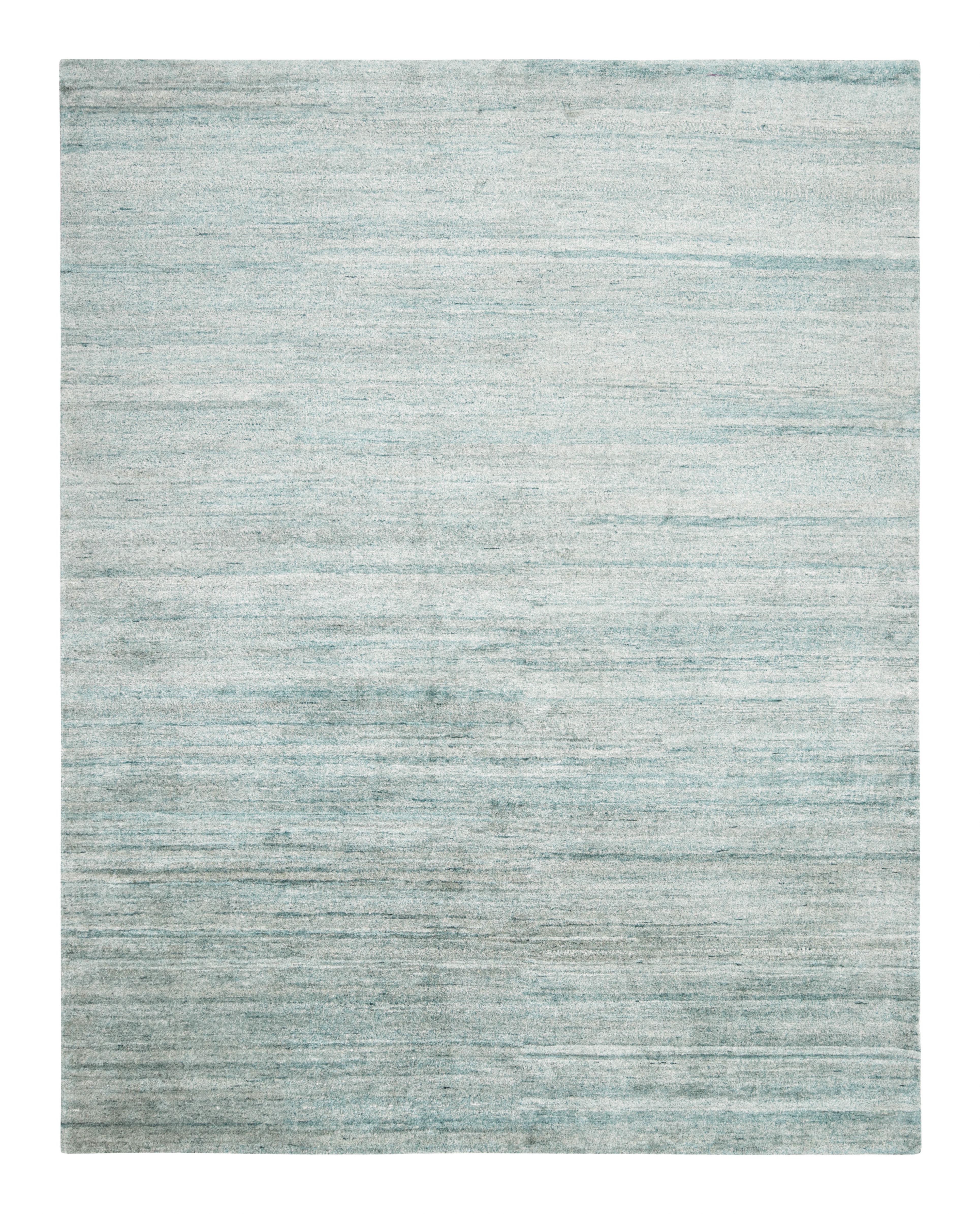 Tapis texturé de Rug & Kilim dans les tons bleu clair Neuf - En vente à Long Island City, NY