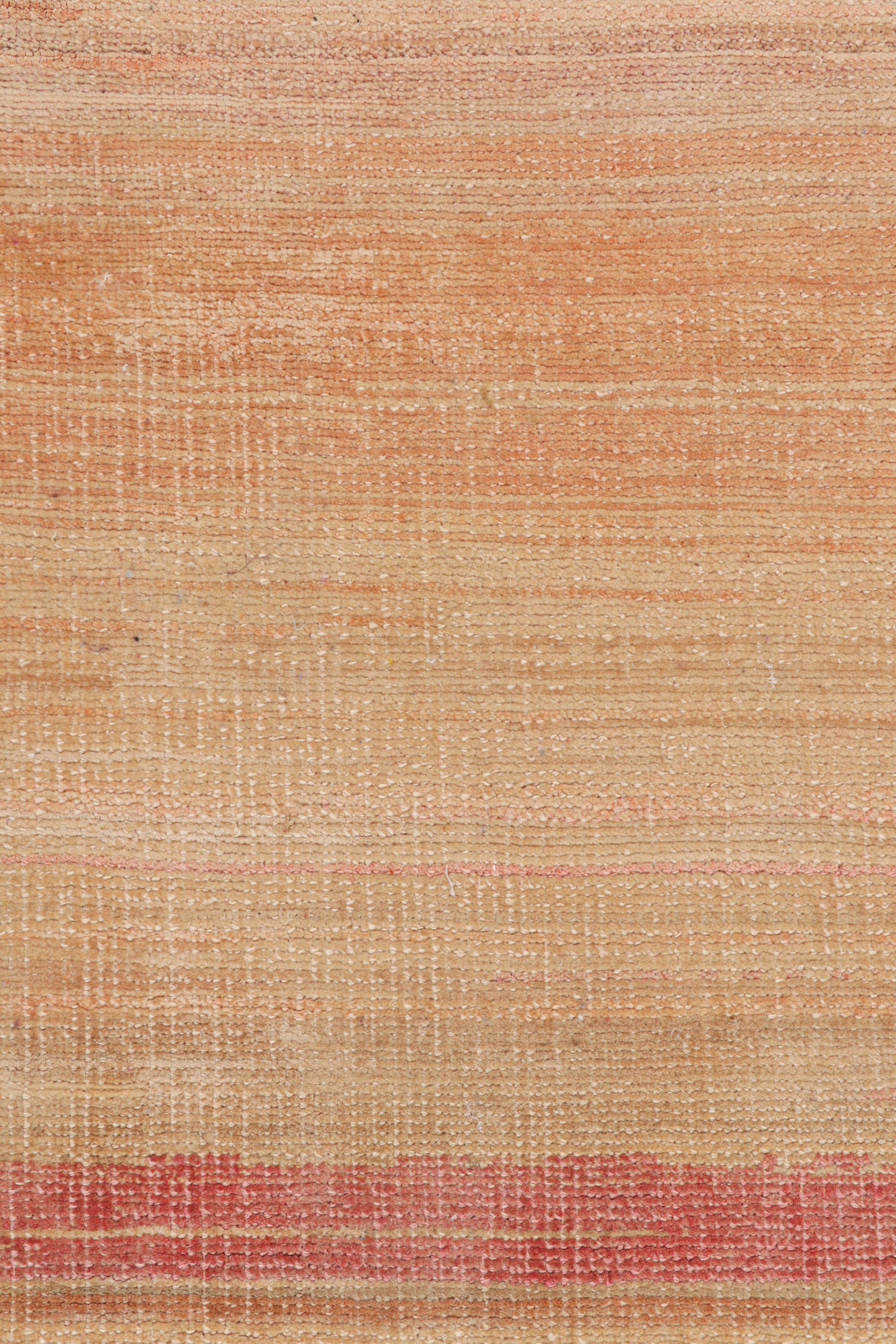 Rug & Kilim's Strukturteppich in Pfirsichtönen und Streifendesign (Indisch) im Angebot