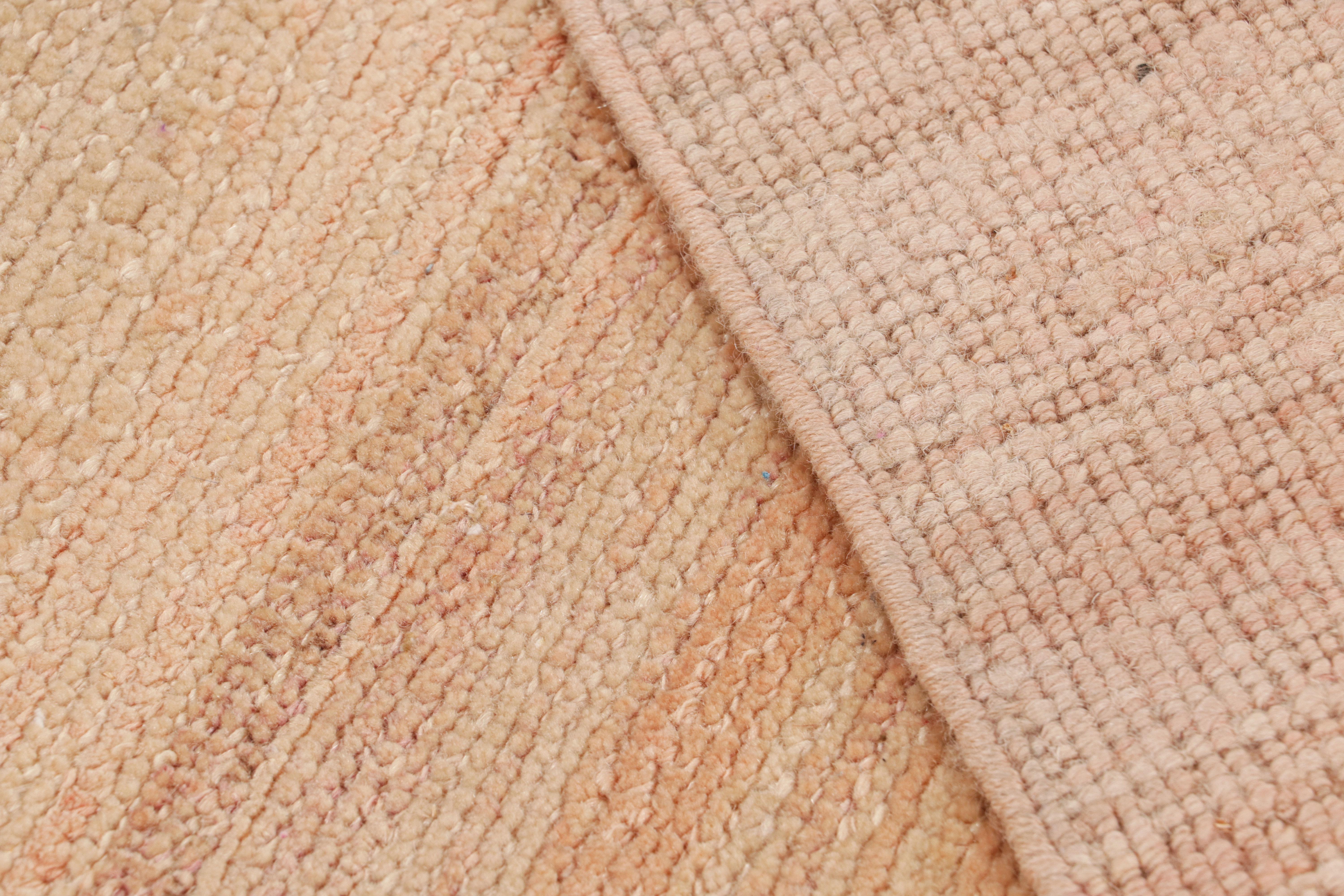 Rug & Kilim's Strukturteppich in Pfirsichtönen und Streifendesign im Angebot 1