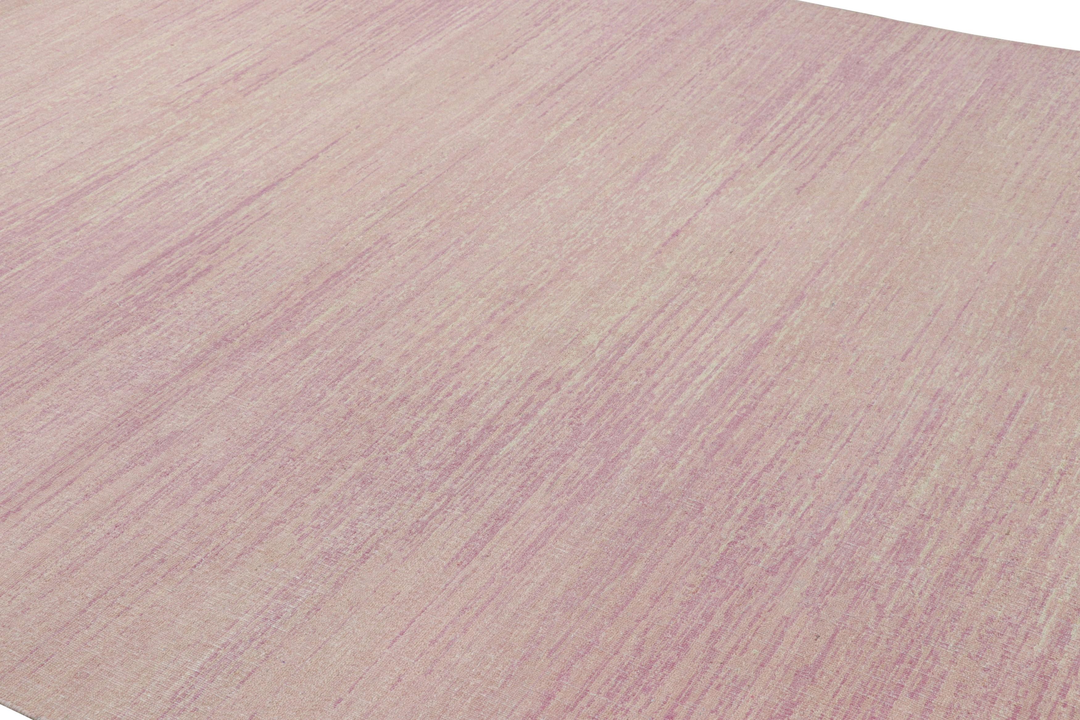 Annodato a mano in lana e seta, questo tappeto 8x10 è una nuova ricca aggiunta alla collezione di tappeti Textural di Rug & Kilim, con un'impressionante gamma di colori e un'attenzione al movimento nel suo gioco unico di strisce, striature e sottili