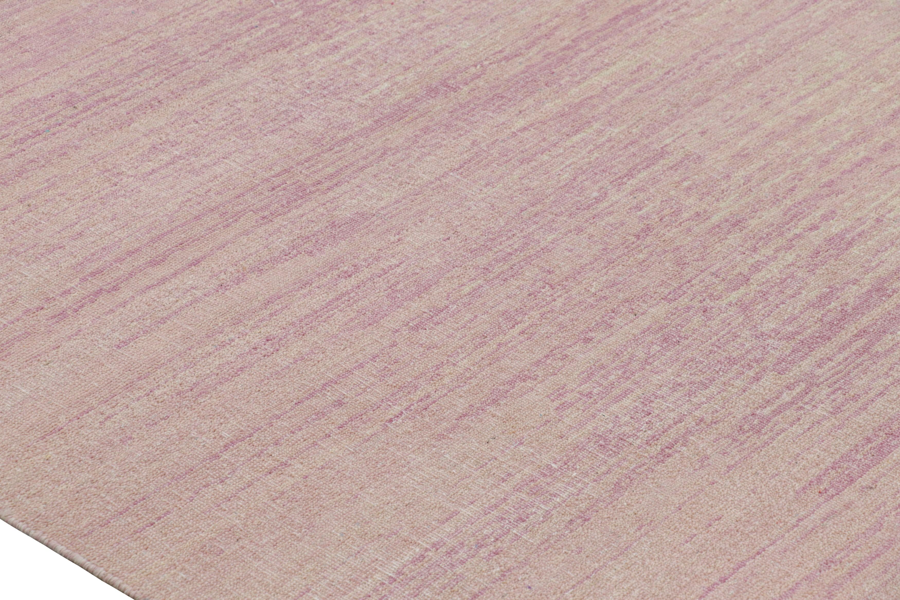 Moderno Rug & Kilim è un tappeto a strisce rosa e beige con una struttura a righe in vendita