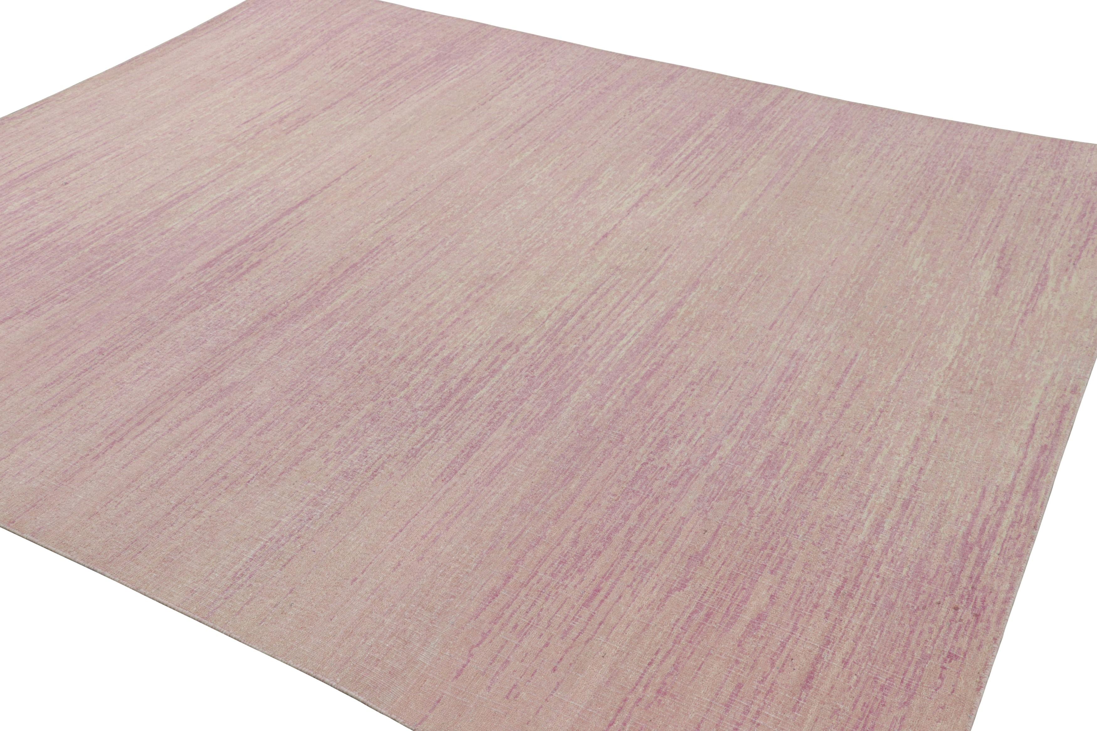 Annodato a mano Rug & Kilim è un tappeto a strisce rosa e beige con una struttura a righe in vendita