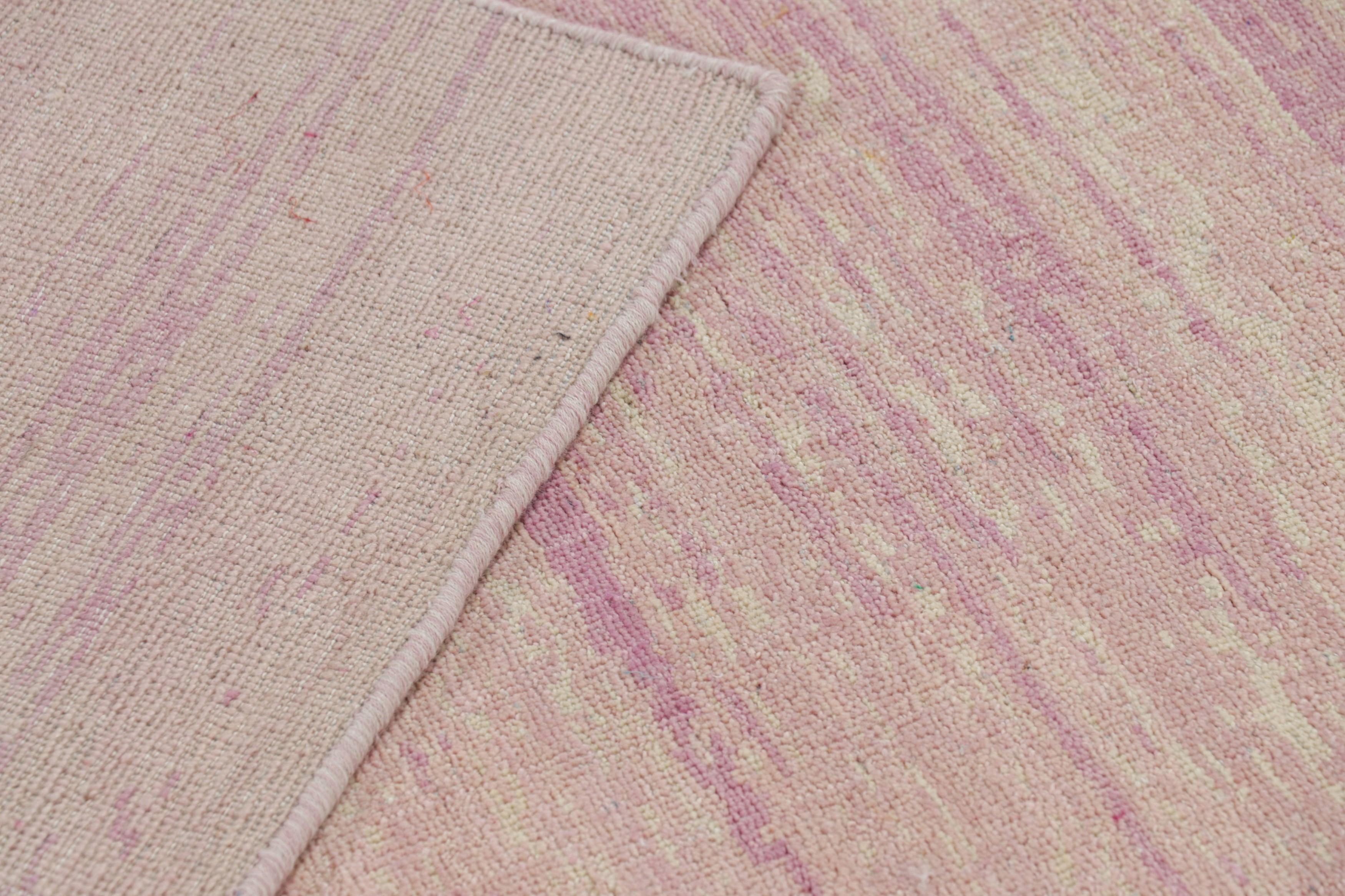 XXI secolo e contemporaneo Rug & Kilim è un tappeto a strisce rosa e beige con una struttura a righe in vendita