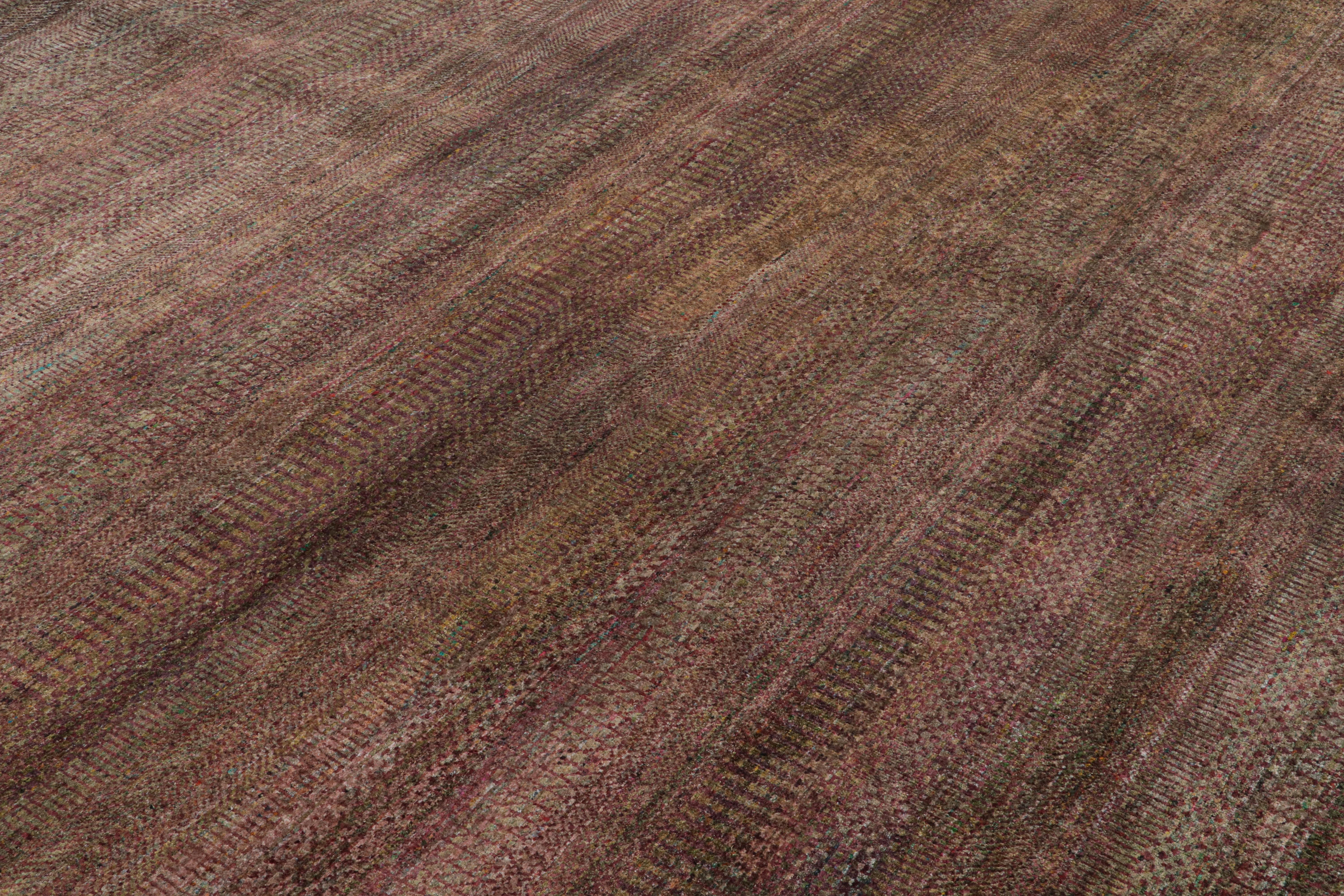 Ce tapis texturé 10x14 est un nouvel ajout audacieux à la Collection Texture of Color de Rug & Kilim.

Sur le Design :

Réalisé en soie nouée à la main, ce tapis reflète une nouvelle approche du thème de cette collection, notamment une teinture