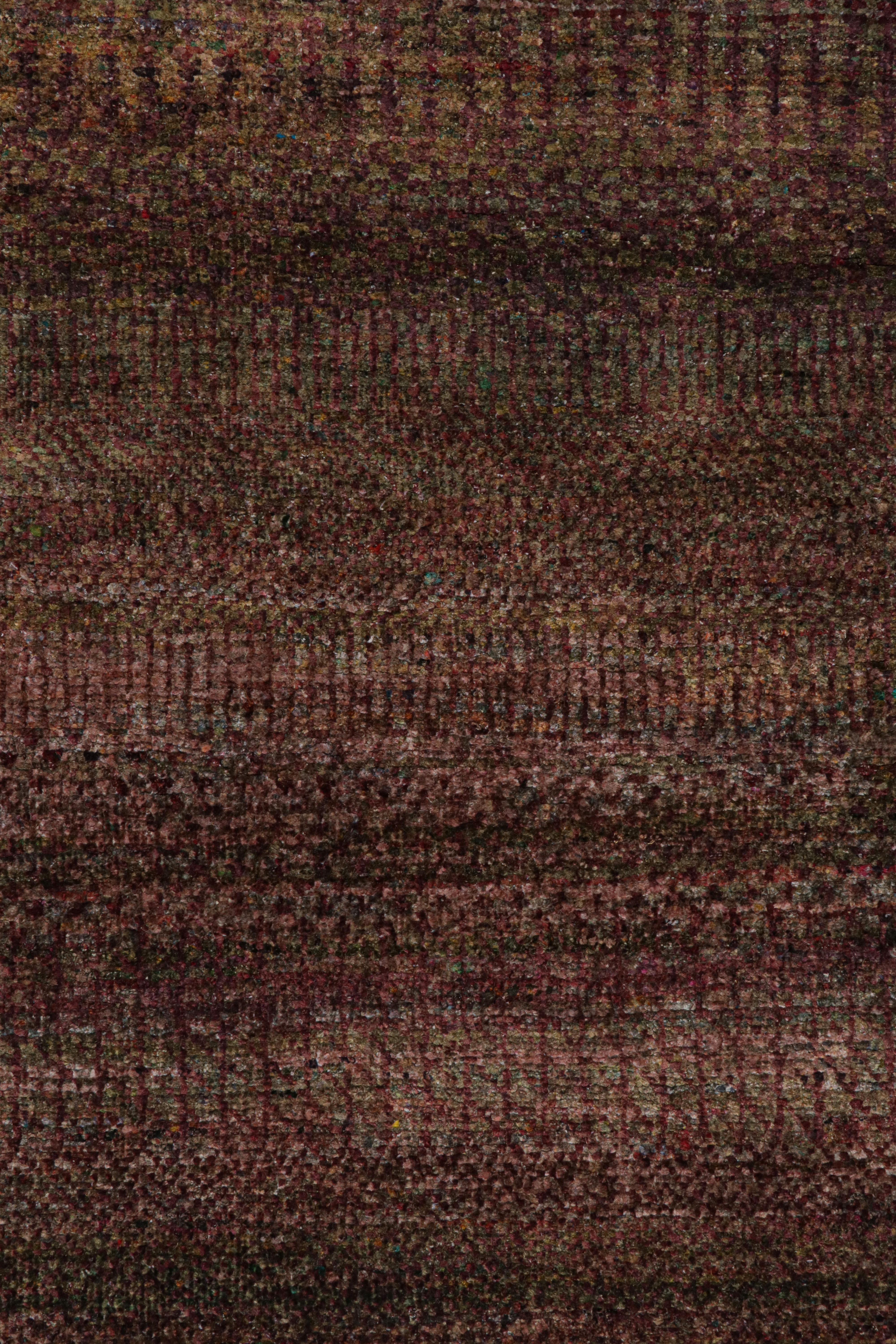 Moderne Tapis texturé de Rug & Kilim dans des tons violets et des rayures polychromes en vente