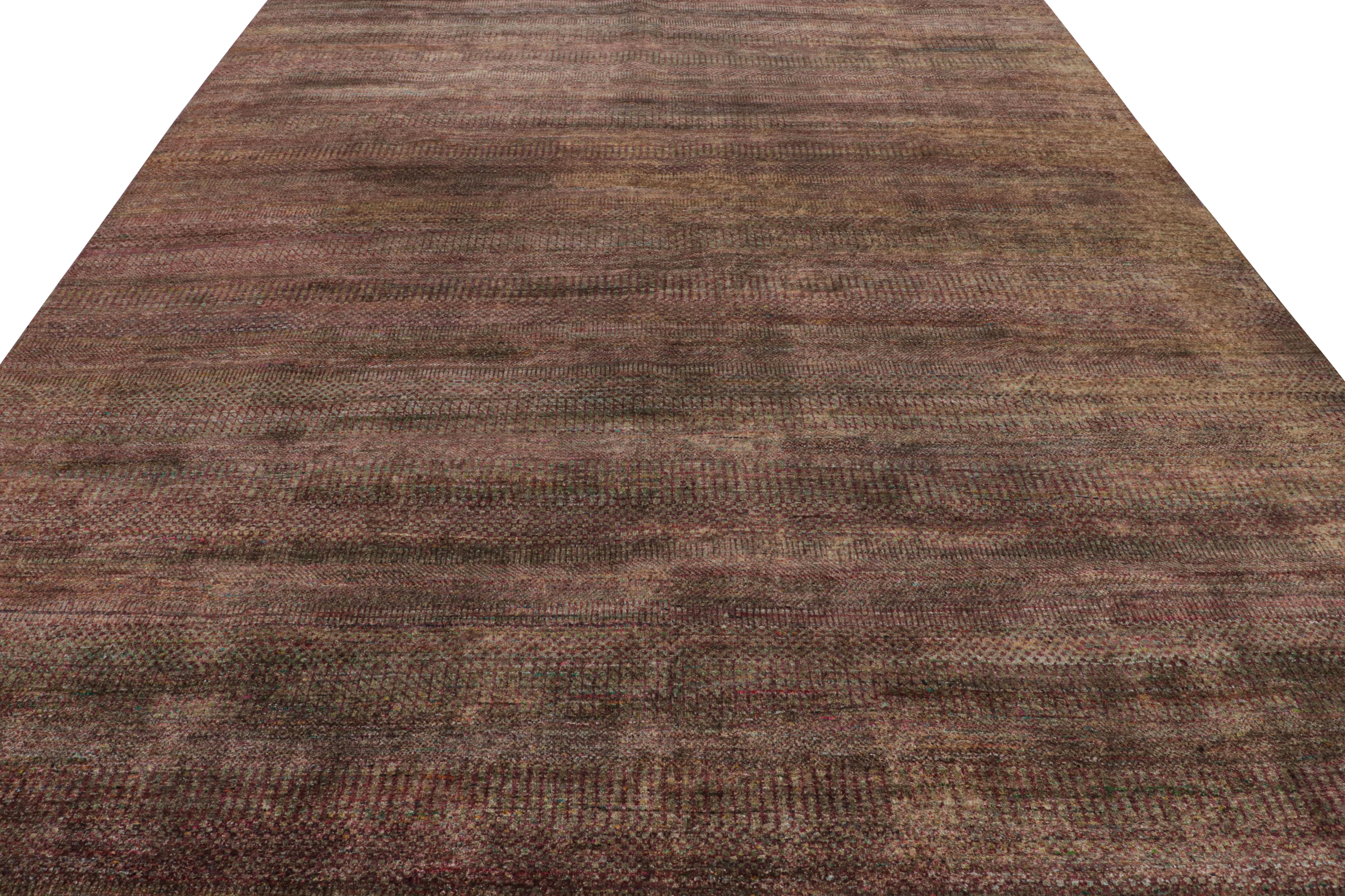 Noué à la main Tapis texturé de Rug & Kilim dans des tons violets et des rayures polychromes en vente