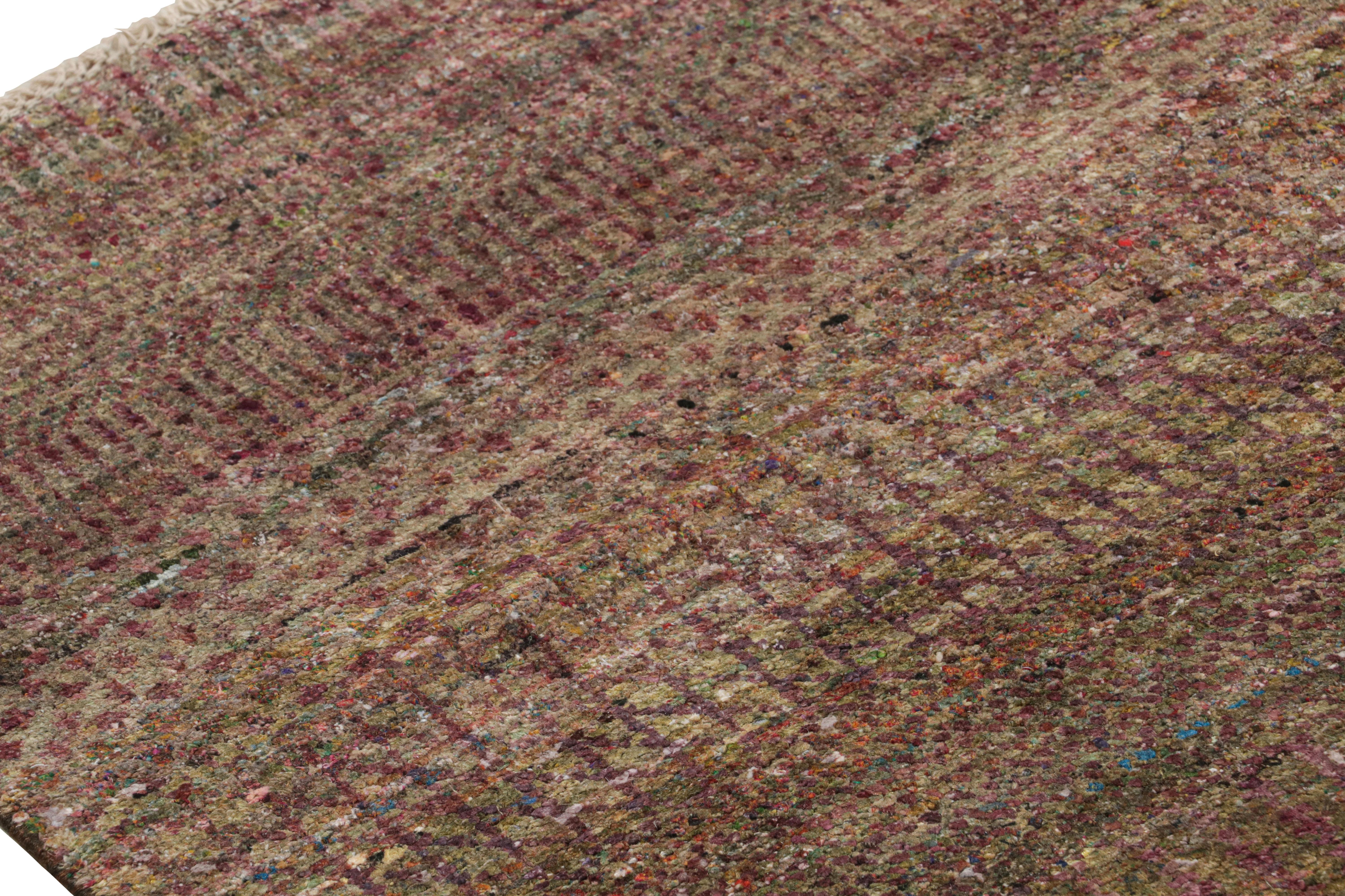 Rug & Kilim's Strukturteppich in Lila-Tönen und mehrfarbigen Streifen im Zustand „Neu“ im Angebot in Long Island City, NY