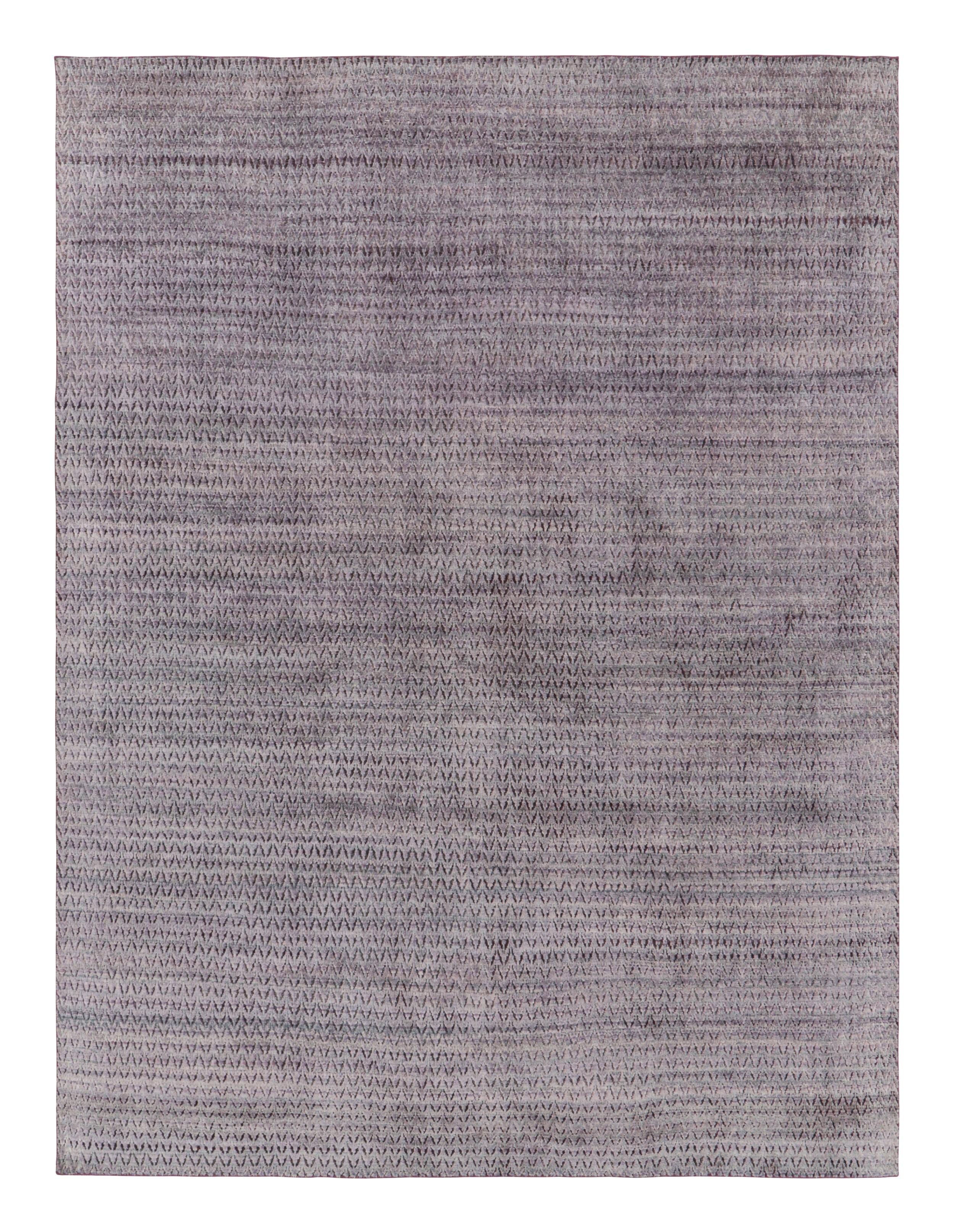 Dieser 9x12 große, handgeknüpfte Teppich aus Wolle und Seide ist eine reichhaltige Ergänzung der Textural-Teppichkollektion von Rug & Kilim. Er besticht durch seine beeindruckende Farbpalette und die Aufmerksamkeit für Bewegung in seinem