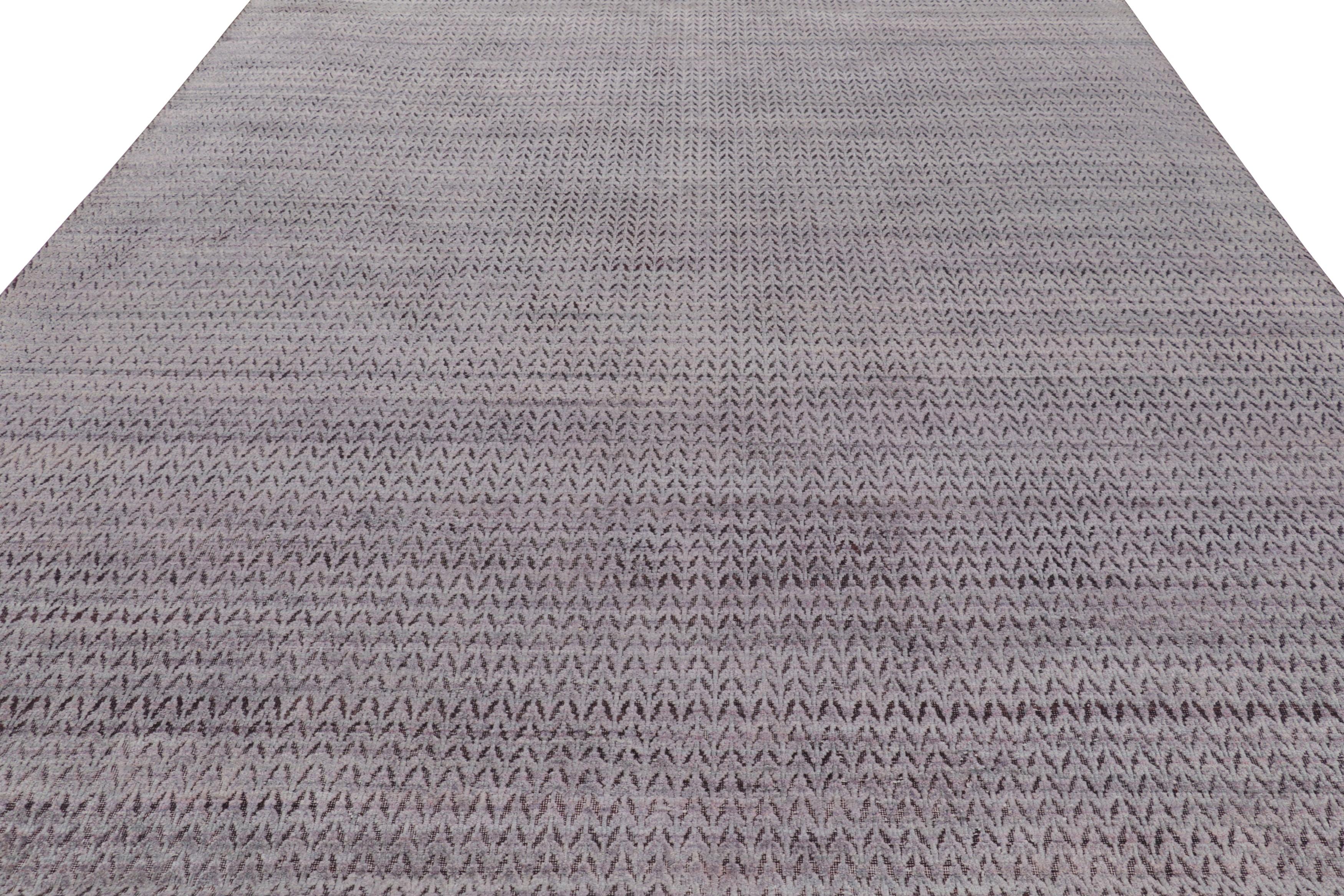 Rug & Kilim's Strukturteppich in Lila mit geometrischen Mustern (Moderne) im Angebot