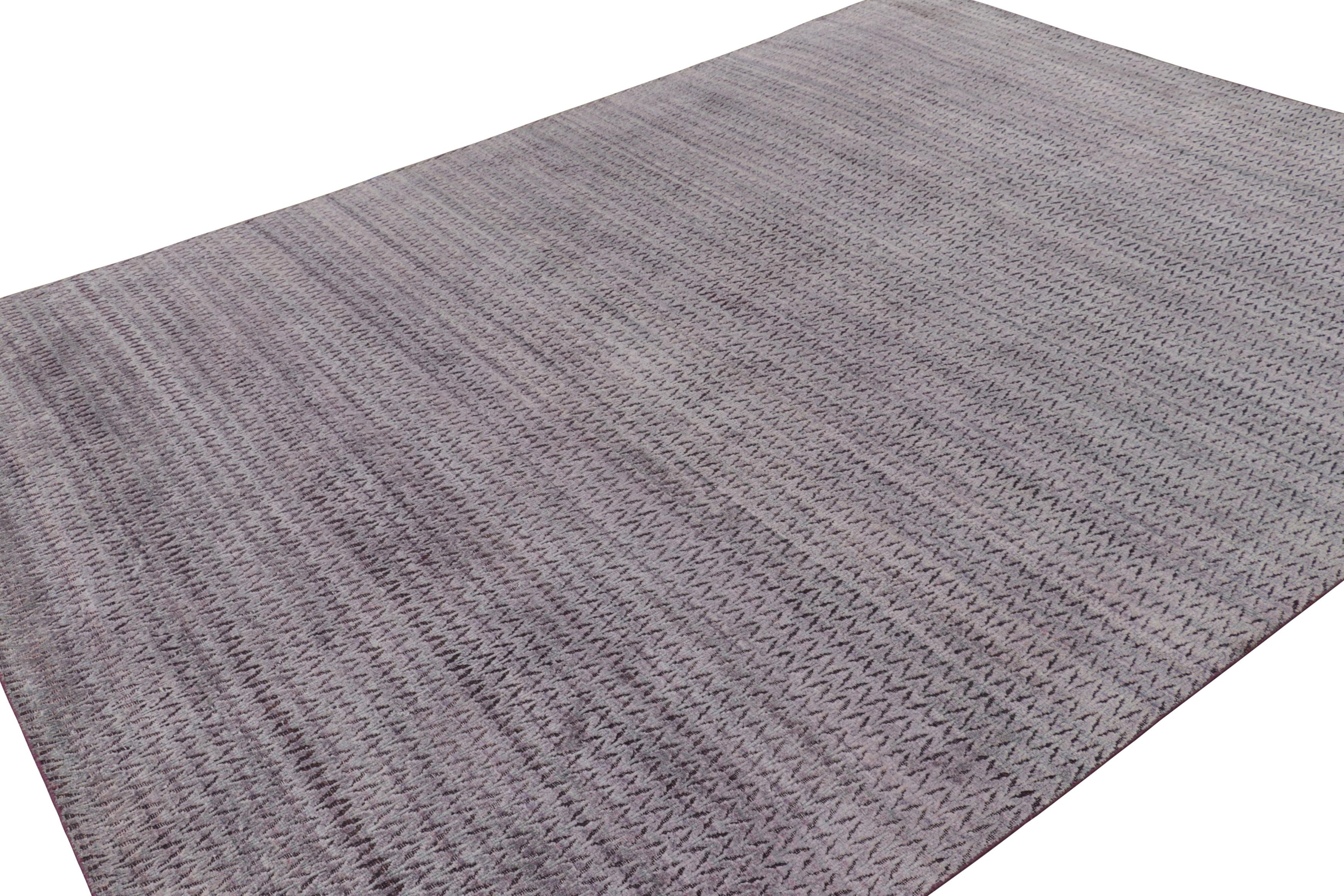 Rug & Kilim's Strukturteppich in Lila mit geometrischen Mustern (Indisch) im Angebot