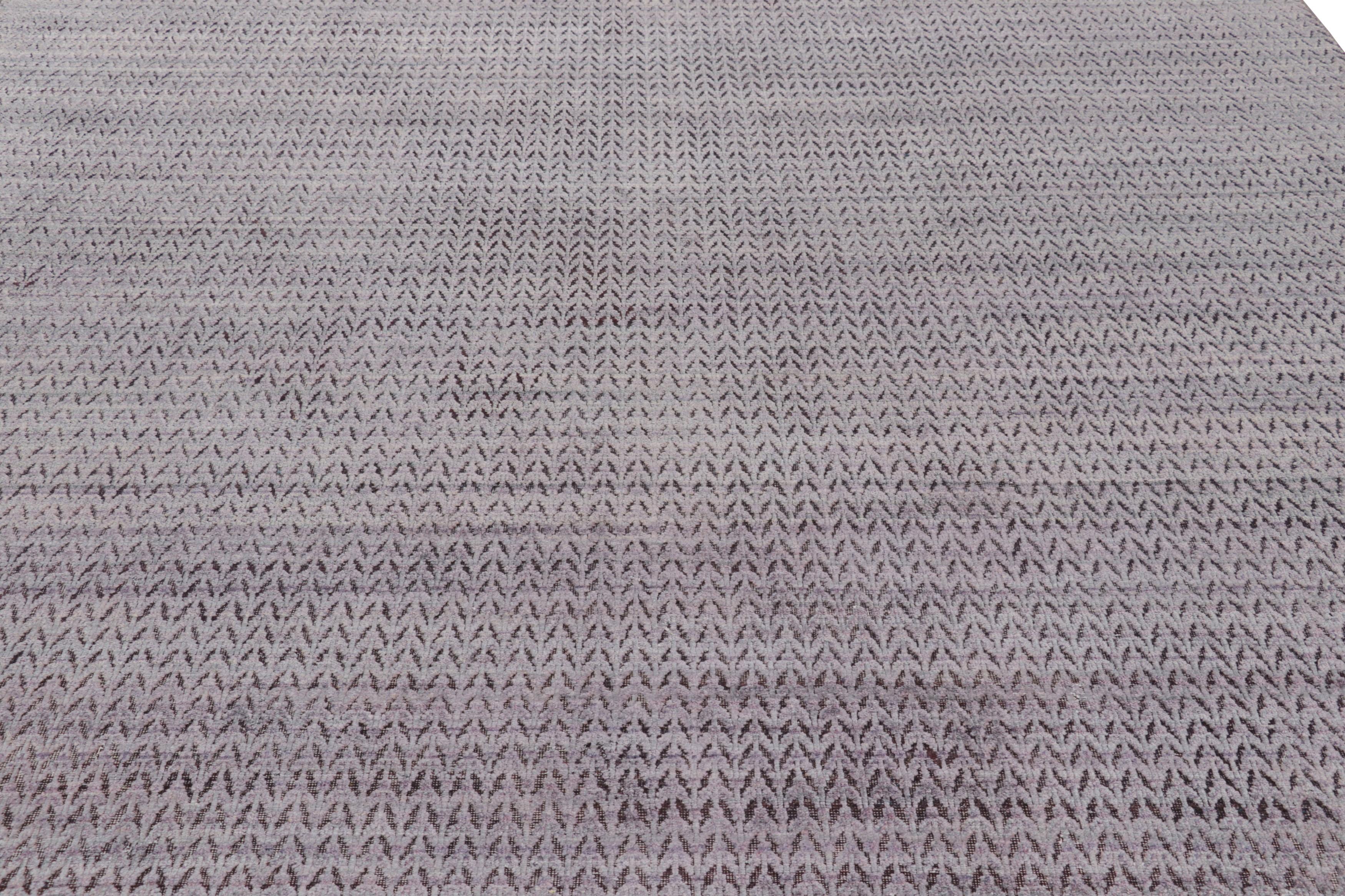 Rug & Kilim's Strukturteppich in Lila mit geometrischen Mustern (Handgeknüpft) im Angebot