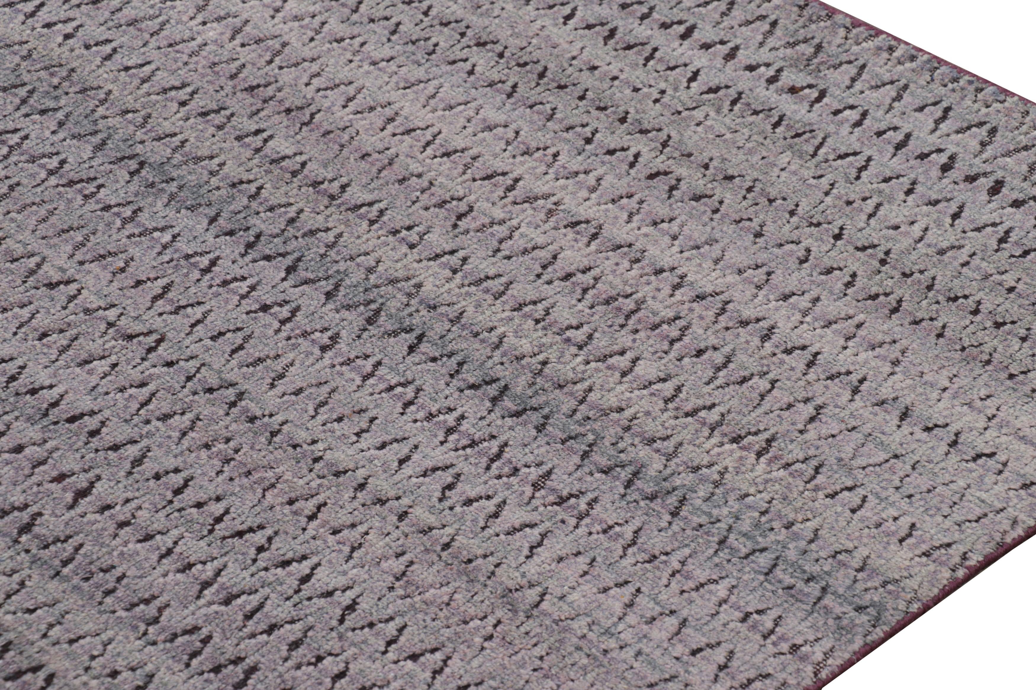 Rug & Kilim's Strukturteppich in Lila mit geometrischen Mustern im Zustand „Neu“ im Angebot in Long Island City, NY