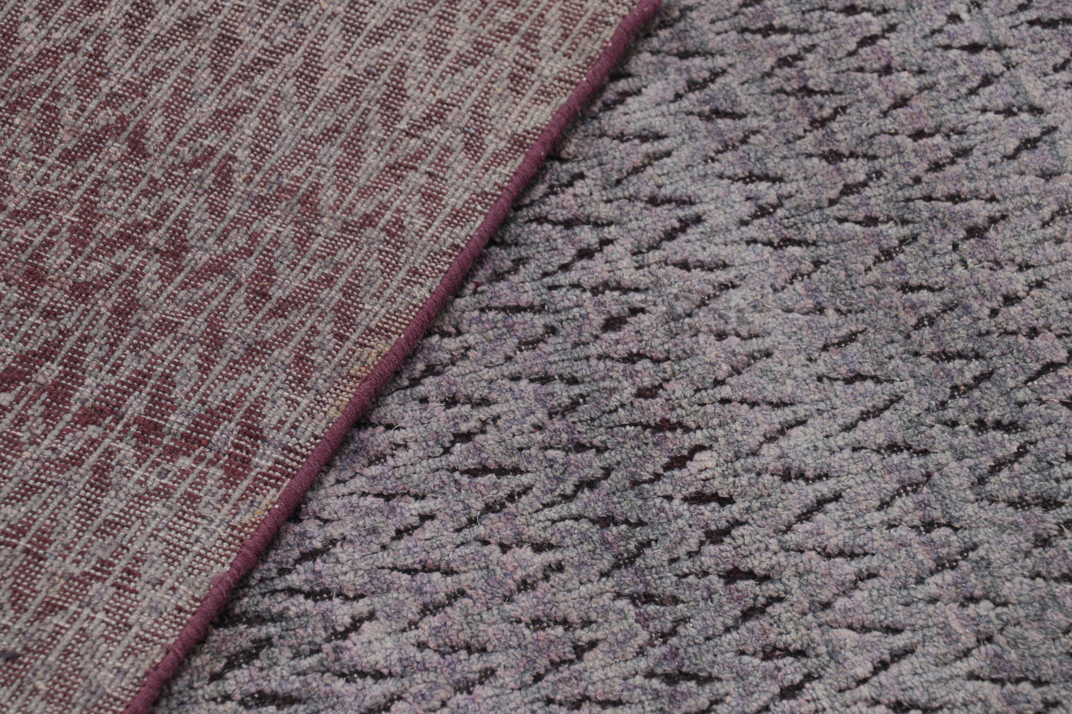 Rug & Kilim's Strukturteppich in Lila mit geometrischen Mustern (21. Jahrhundert und zeitgenössisch) im Angebot