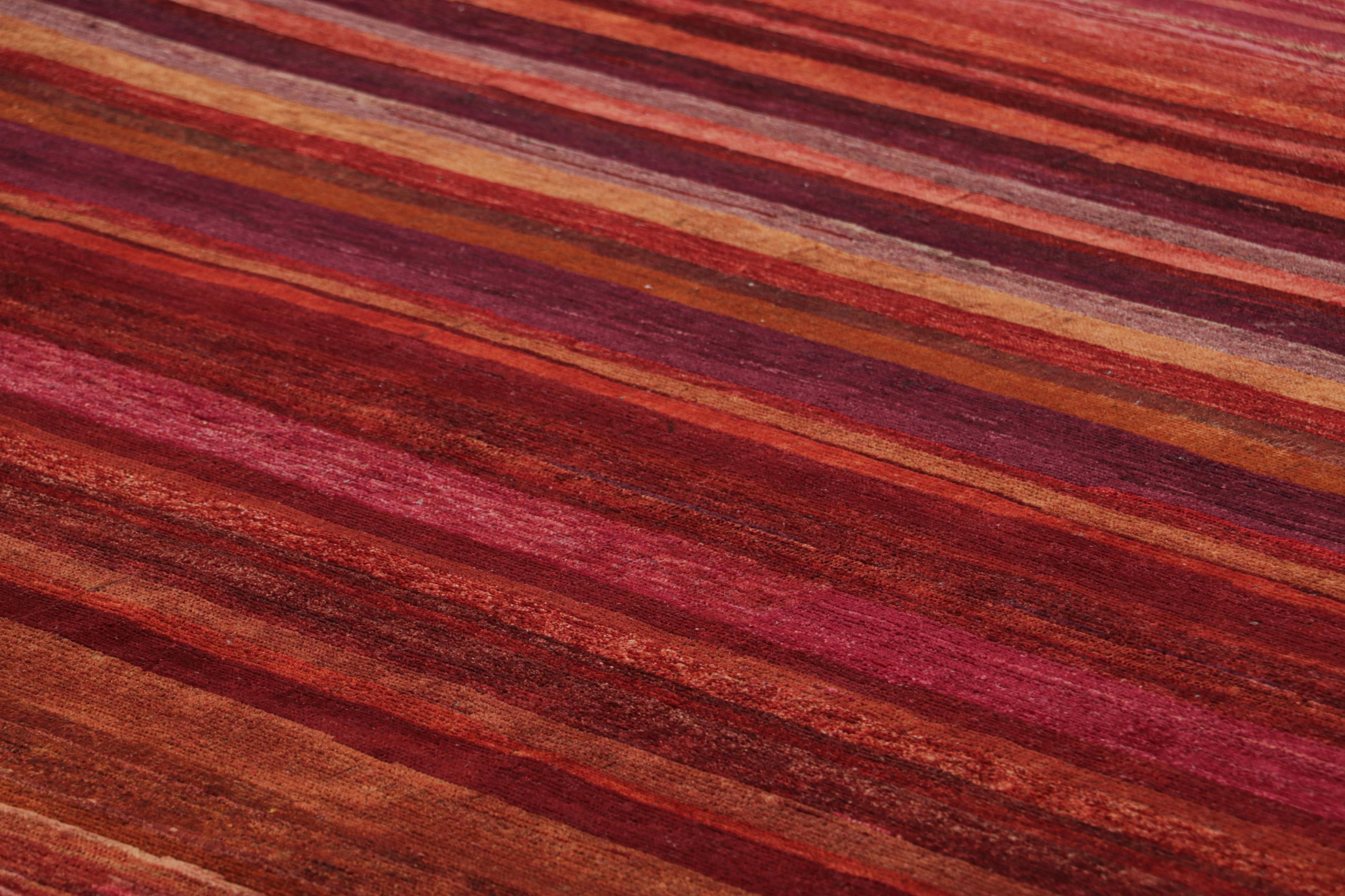 Annodato a mano in lana, questo tappeto 8x10 è una nuova e ricca aggiunta alla collezione di tappeti Textural di Rug & Kilim, con un'impressionante gamma di colori e un'attenzione al movimento nel suo gioco unico di strisce, striature e sottili