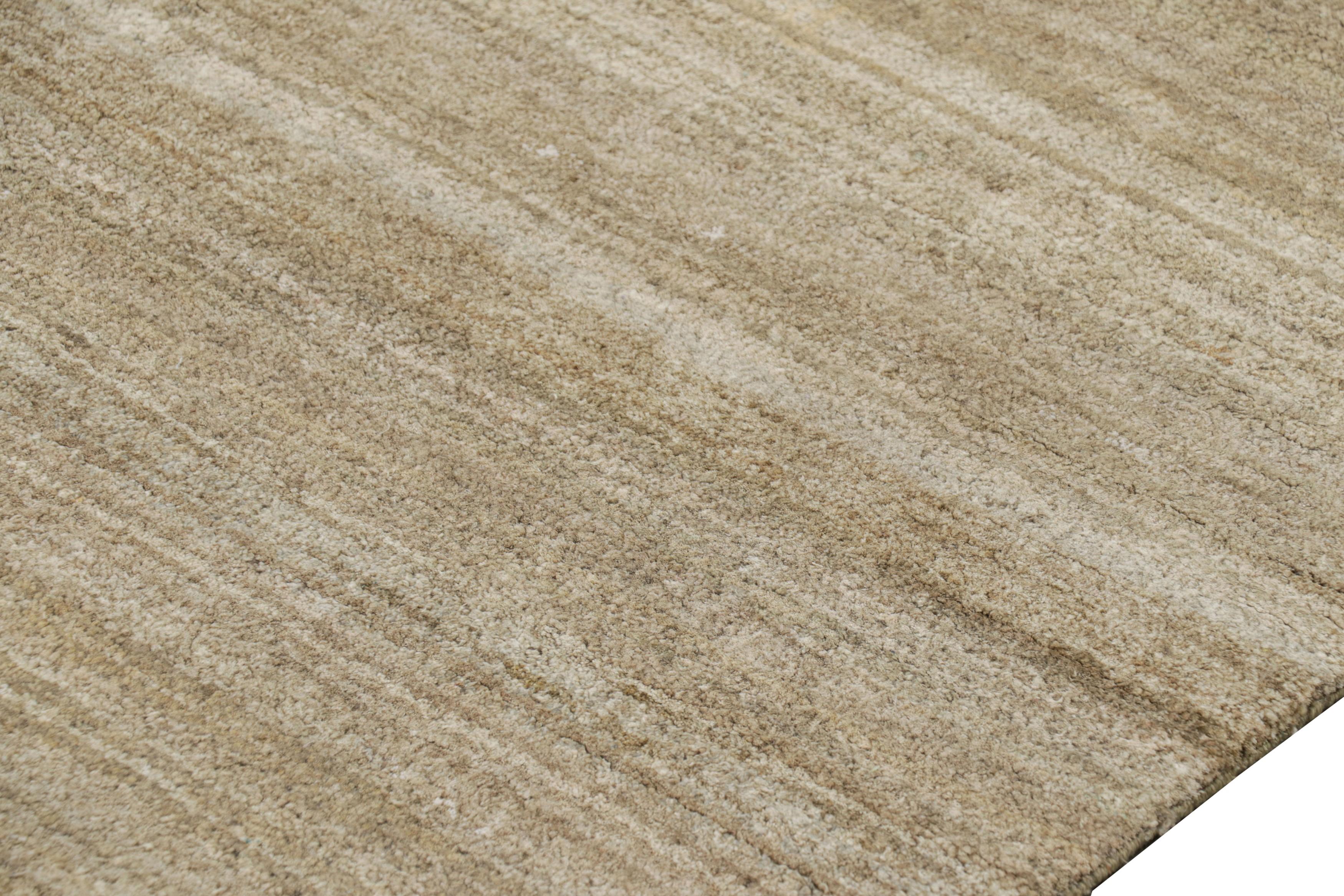 Rug & Kilim's Strukturteppich in soliden beige-braunen Streifen im Zustand „Neu“ im Angebot in Long Island City, NY