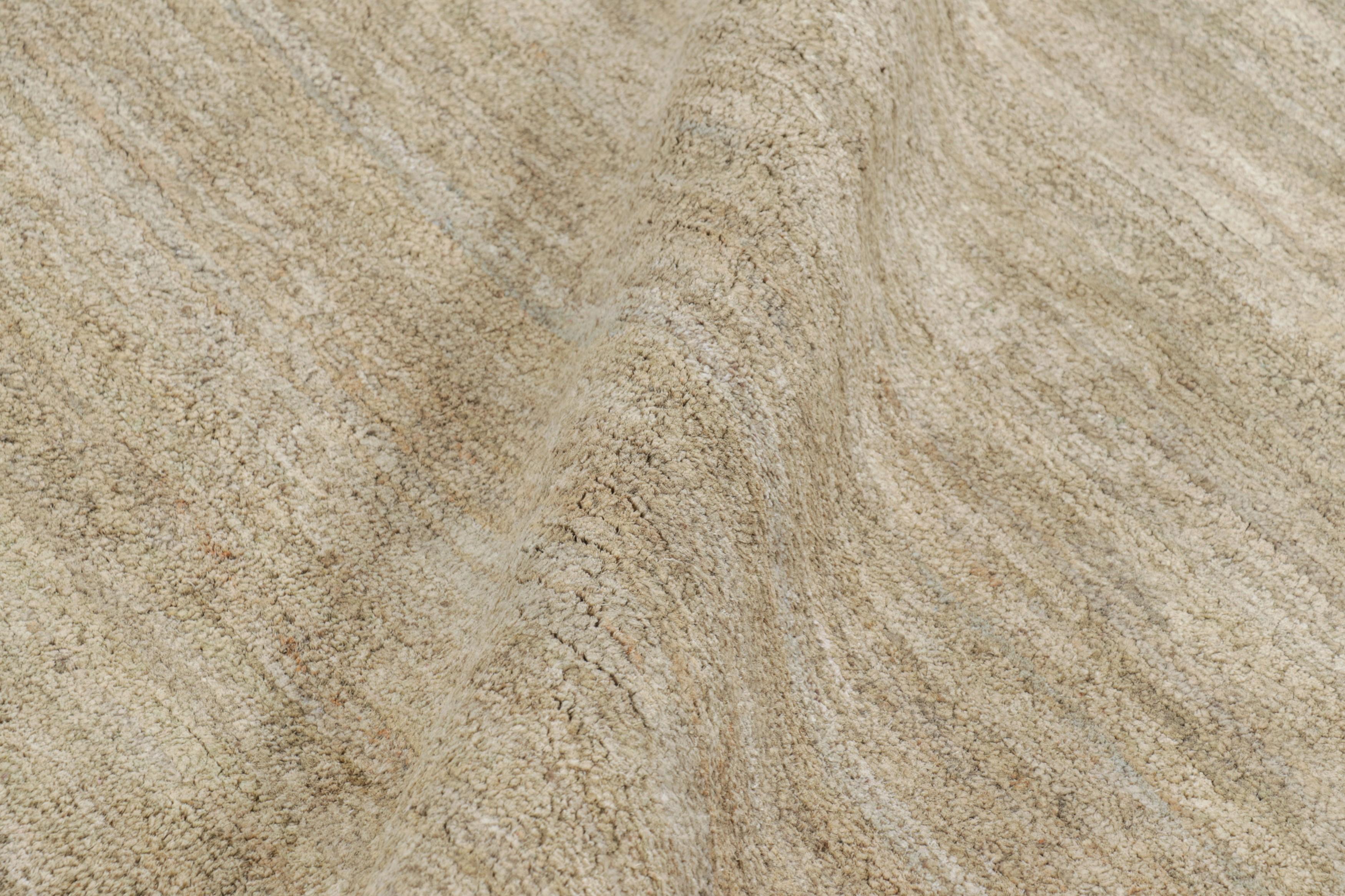 Rug & Kilim's Strukturteppich in soliden beige-braunen Streifen (21. Jahrhundert und zeitgenössisch) im Angebot