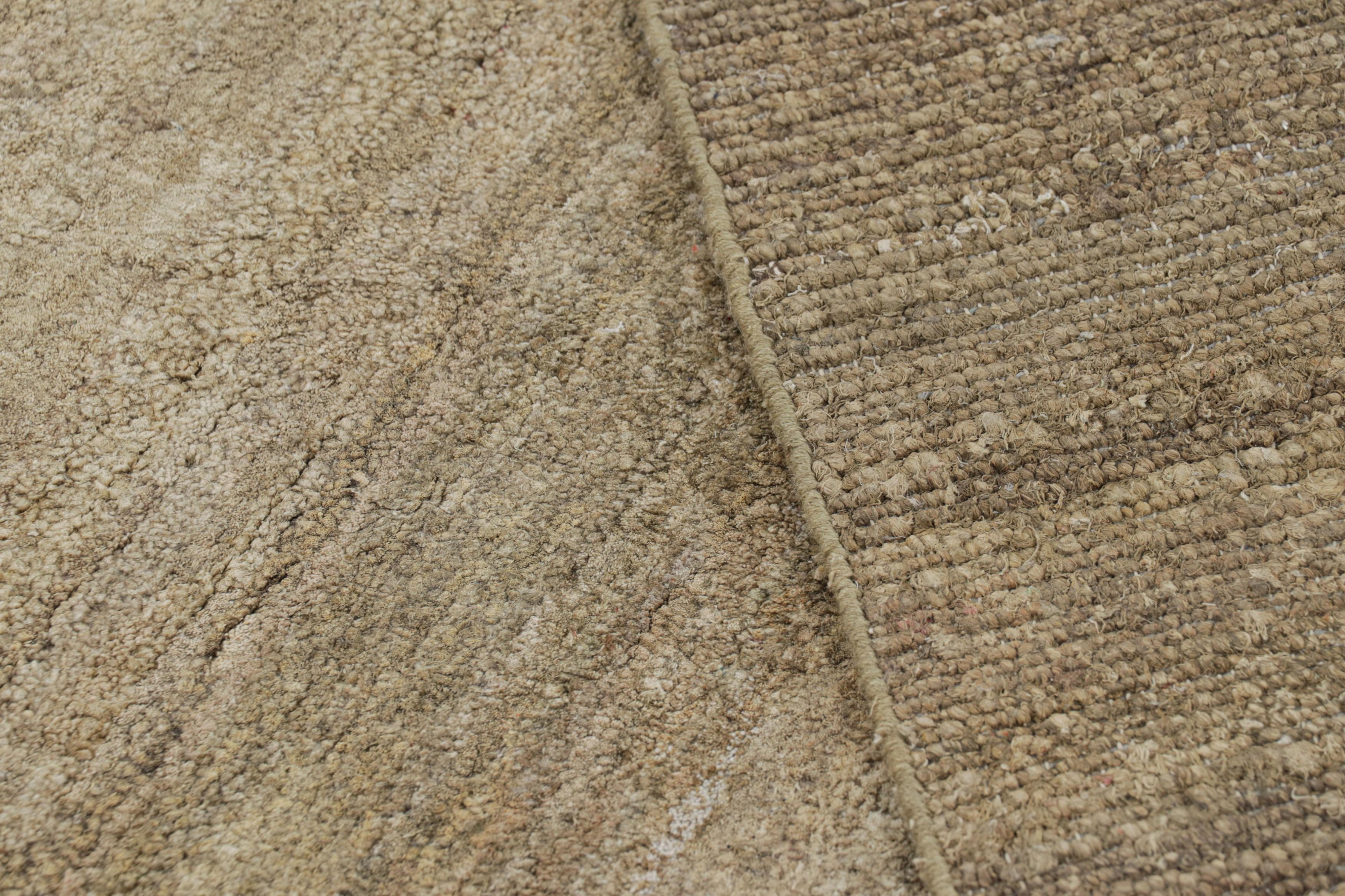 Rug & Kilim's Strukturteppich in soliden beige-braunen Streifen (Seide) im Angebot