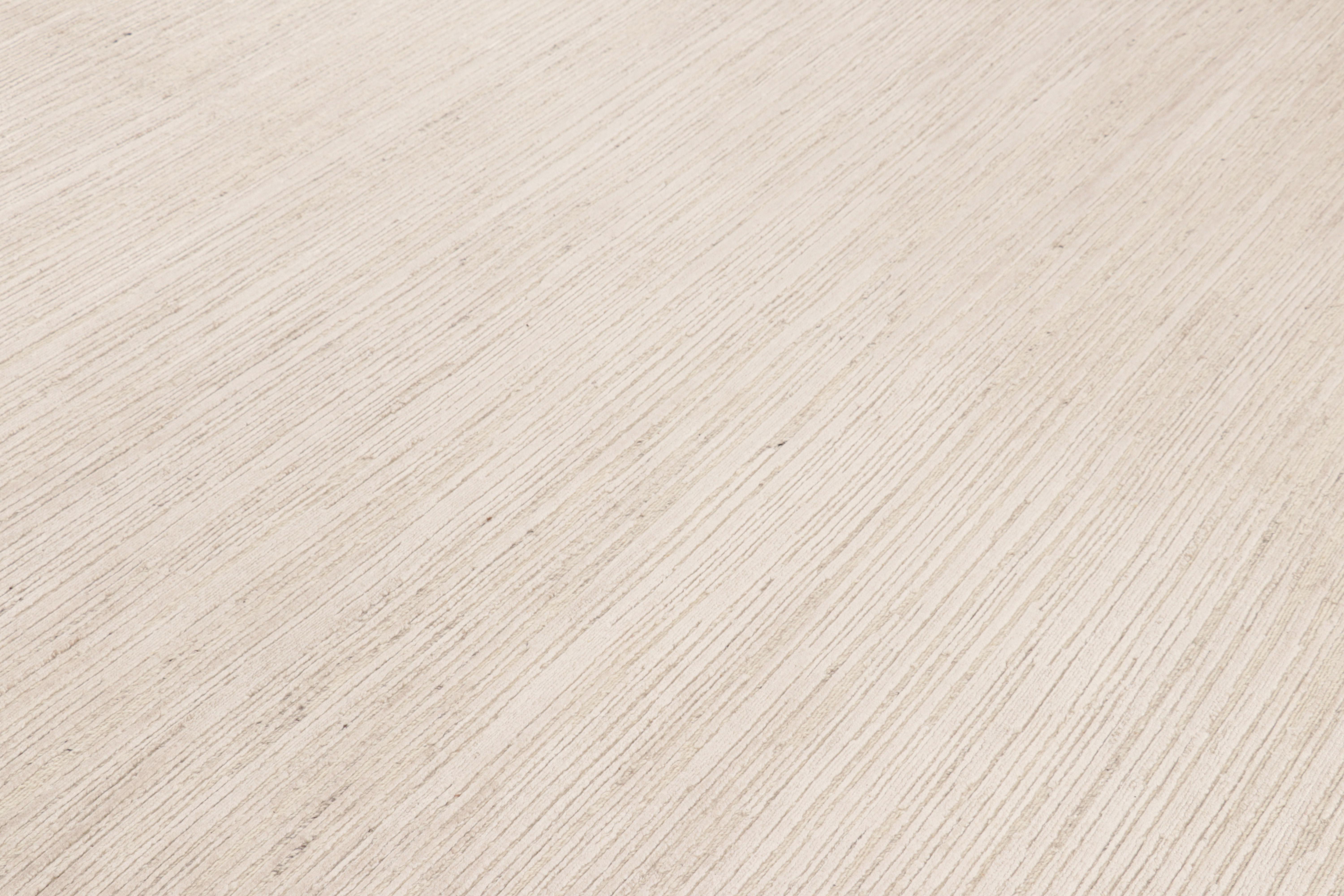 Moderno Rug & Kilim è un tappeto a righe astratte alte e basse di colore bianco e beige crema. in vendita